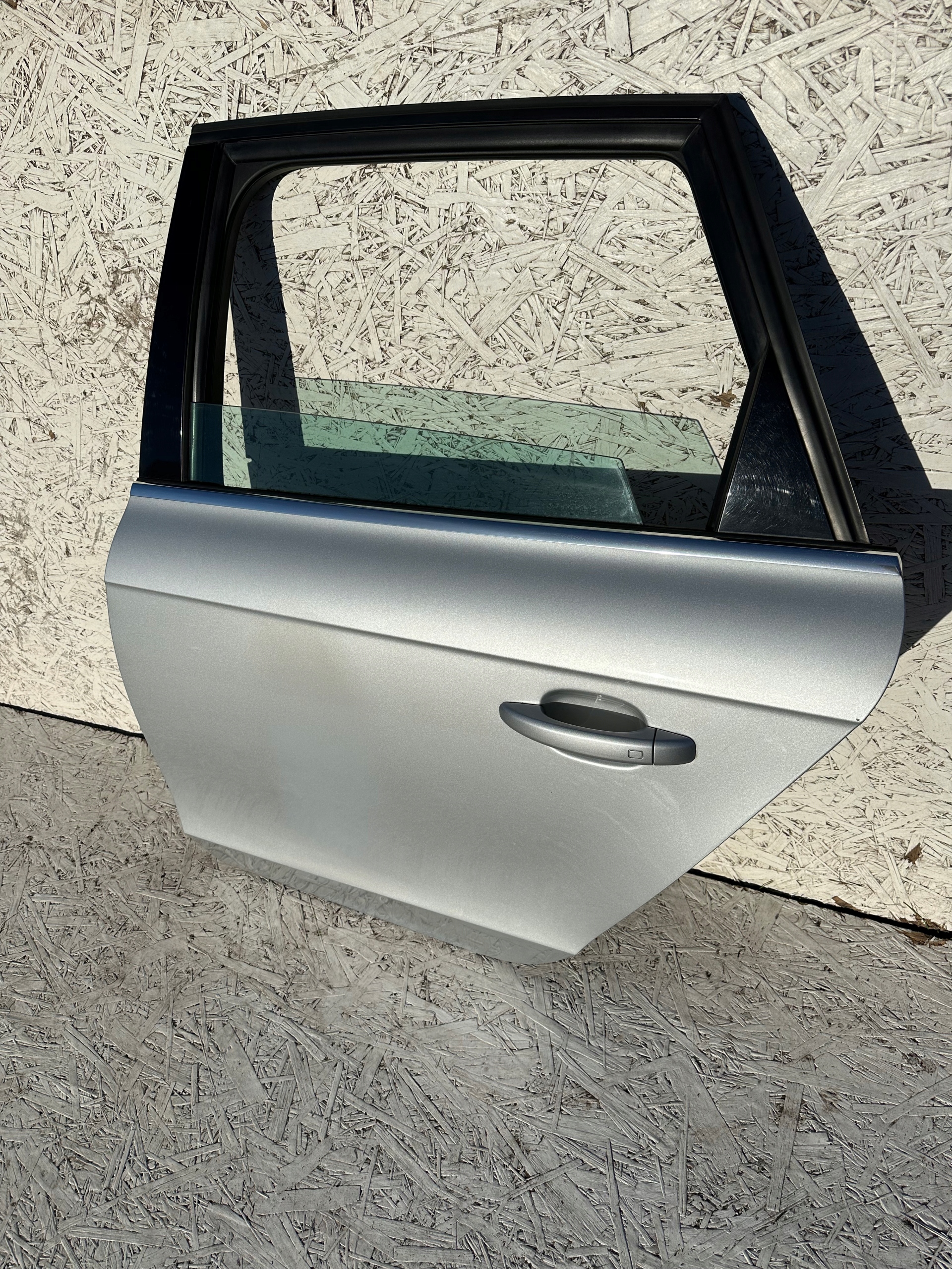 A4 8K KOMBI DRZWI LEWE TYLNE TYŁ SREBRNE LX7W