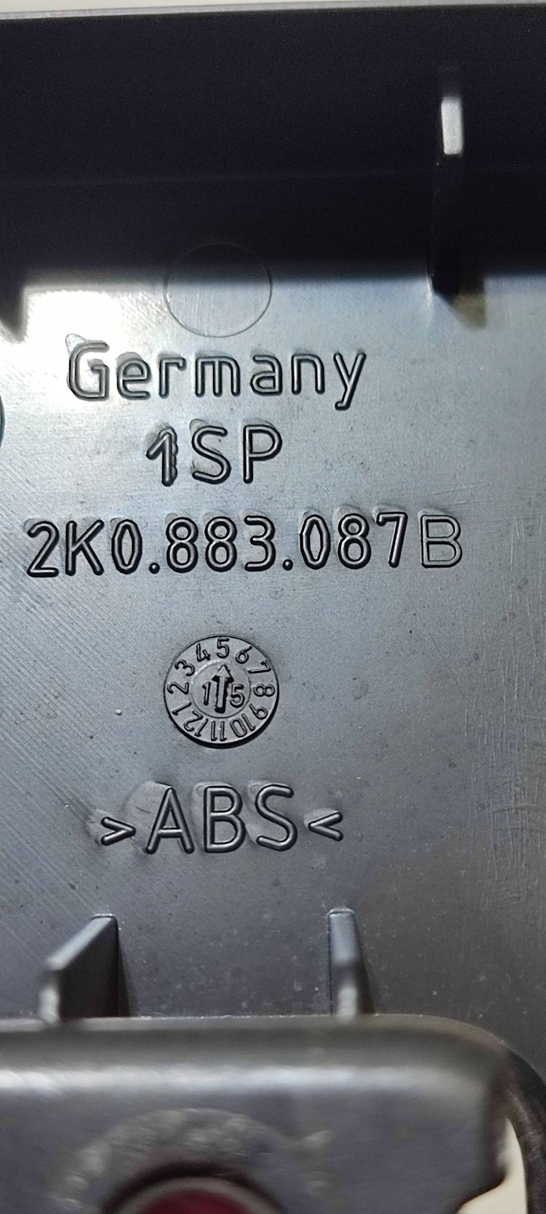 Blende Abdeckung szyny hinten kanapy Volkswagen Caddy 2K0883087B