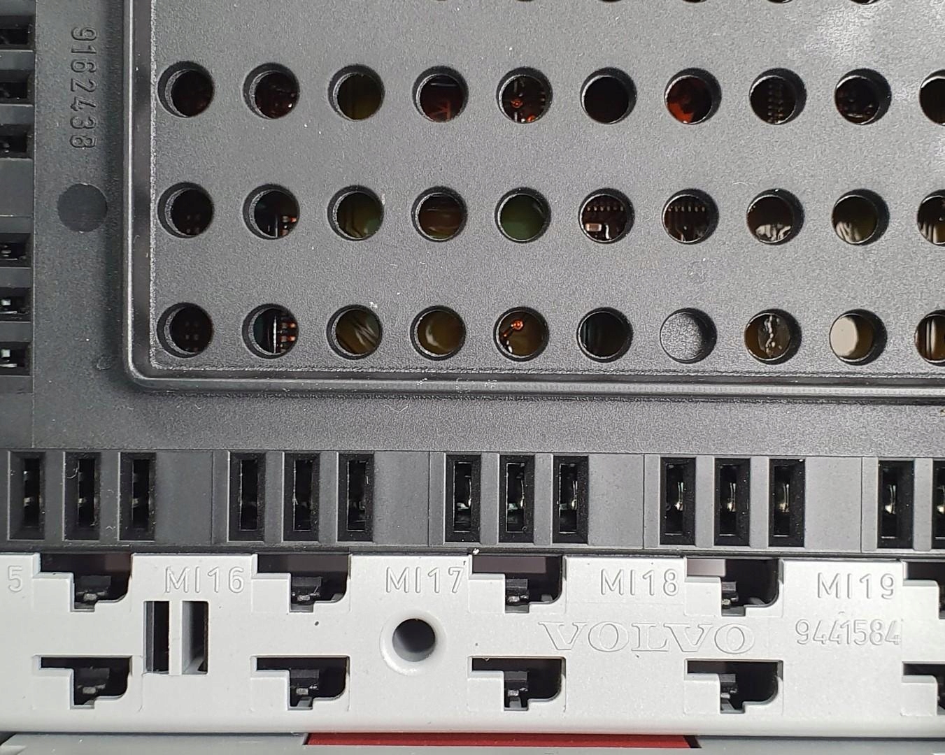 блок предохранителей volvo S80 9441584 9401802 9452772