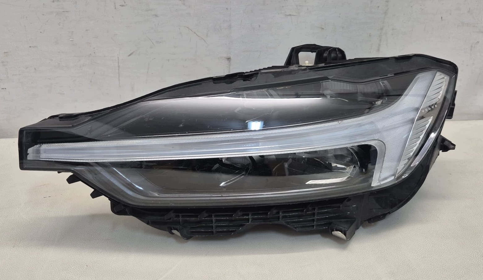 VOLVO XC60 II LIFT 19- light left front front FULL LED 32404705