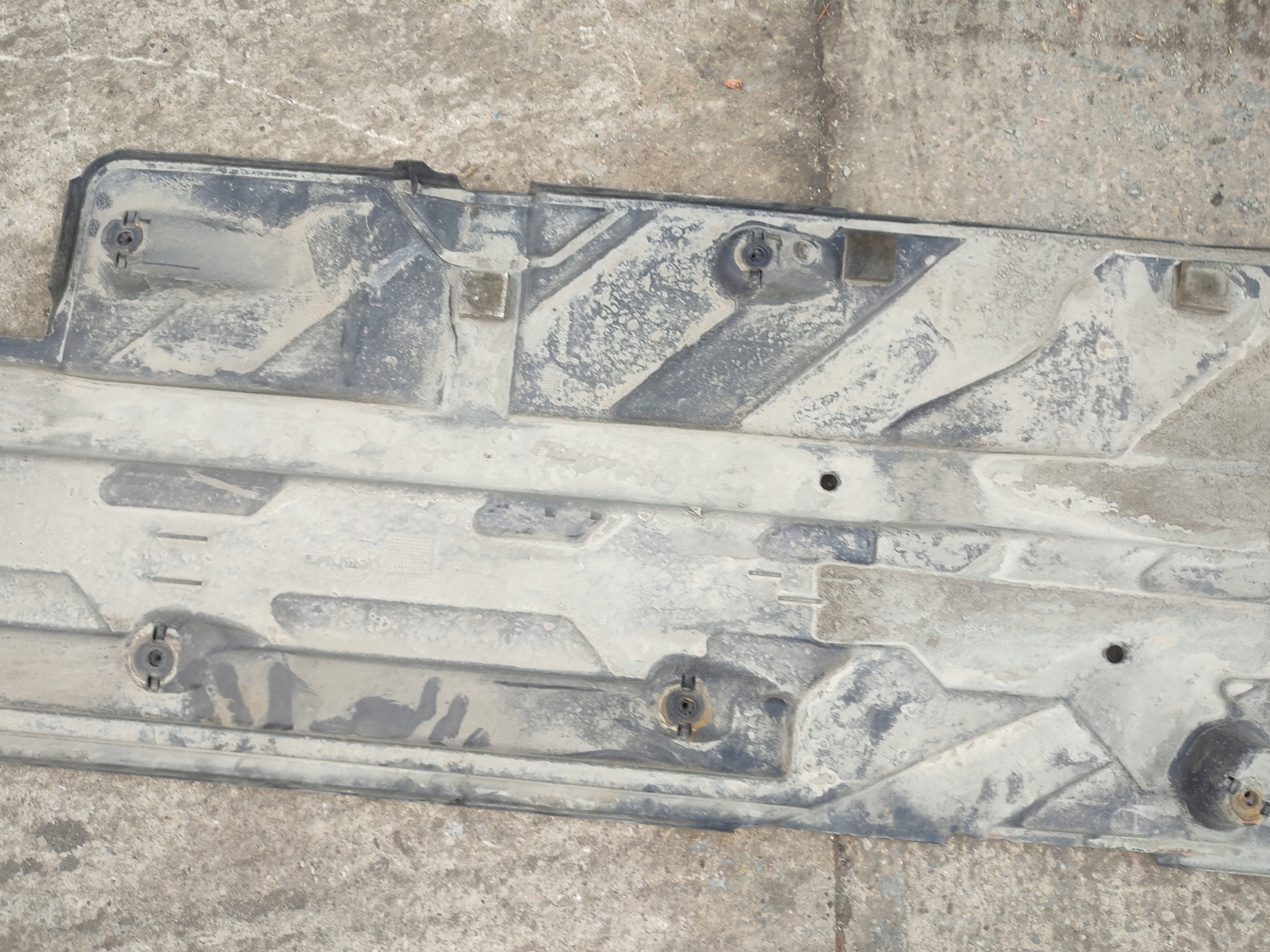 Blende Abdeckung abdeckung Unterfahrschutz links MERCEDES W204 W207 A2046100108