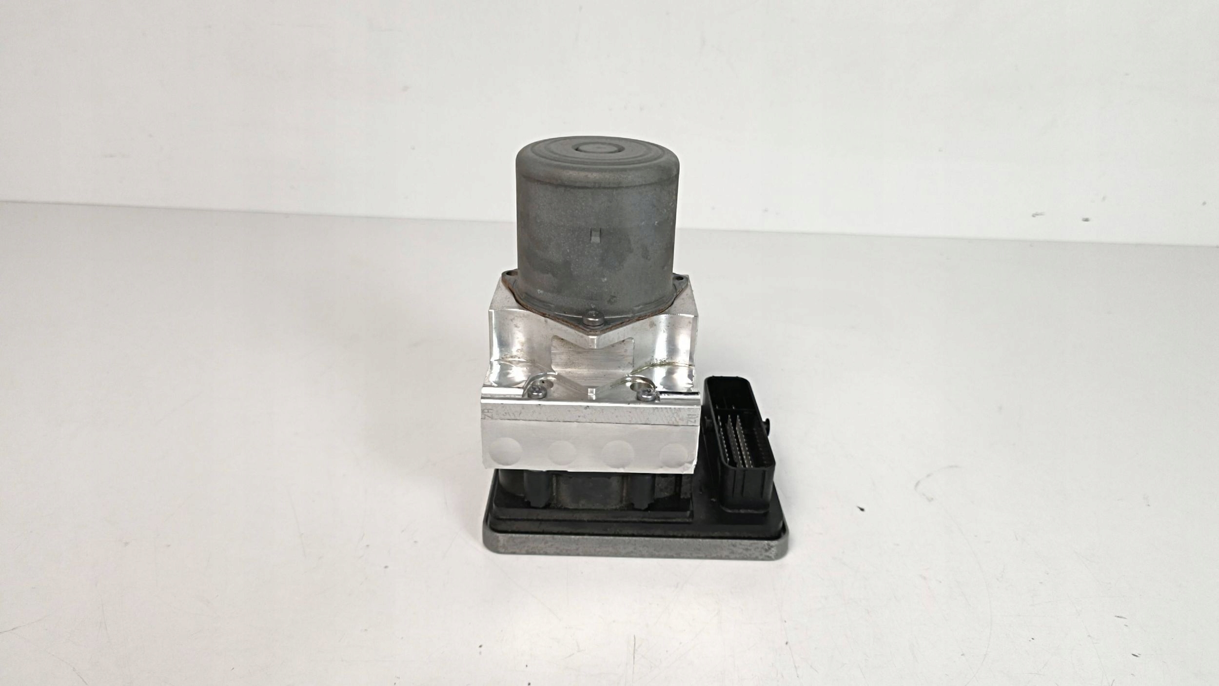 BMW 5 G30 G31 G38 6889160 Pompa ABS