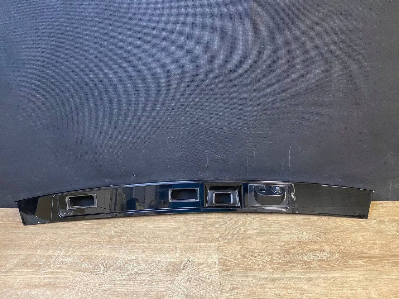 BLENDA TYLNA KLAPY LAND ROVER DISCOVERY V 5 L462 HY32-40406-B LISTWA Numer katalogowy części HY32-40406-B