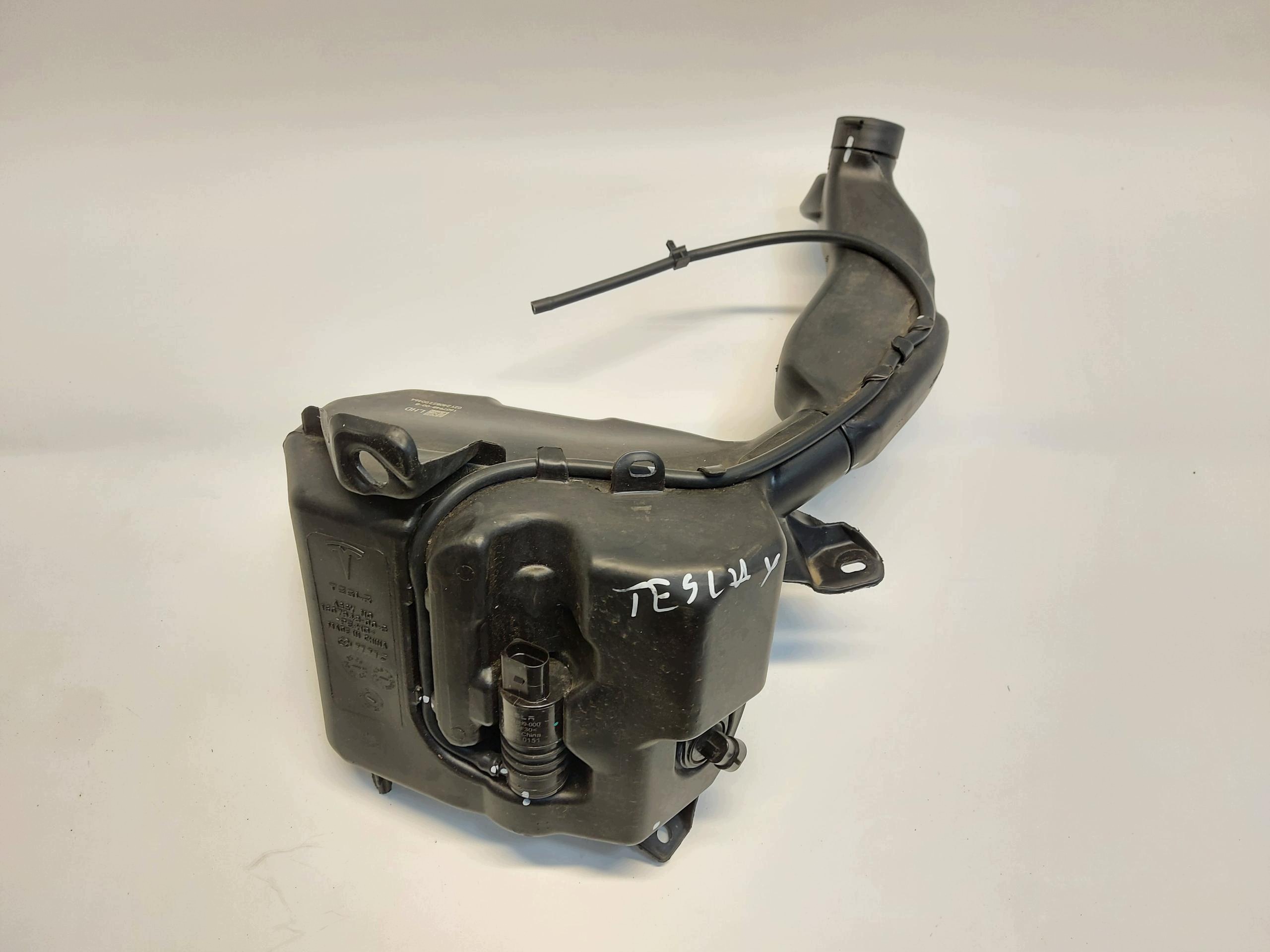 TESLA MODEL Y 2024r spremnik mlaznice 1607948-00-B-JLK01