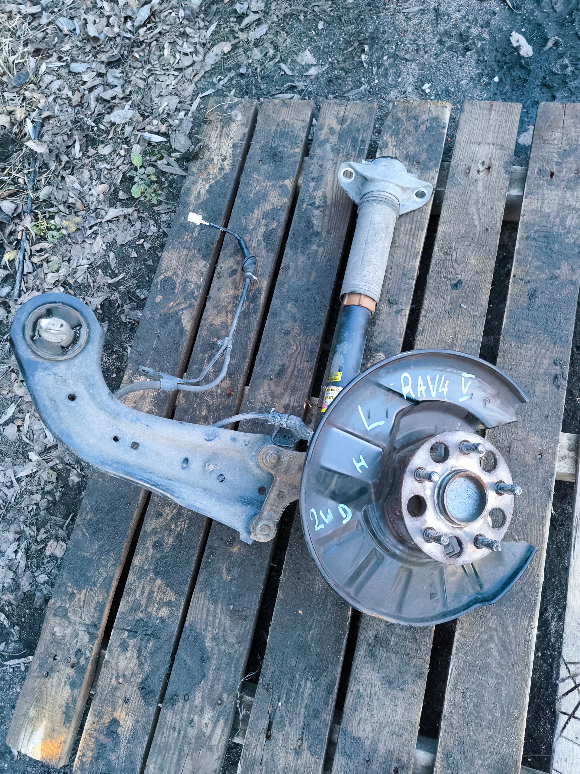 TOYOTA Rav4 В ПІДВІСКА ЗАД. ЗЛІВА РИЧАГ ЦАПФАwd