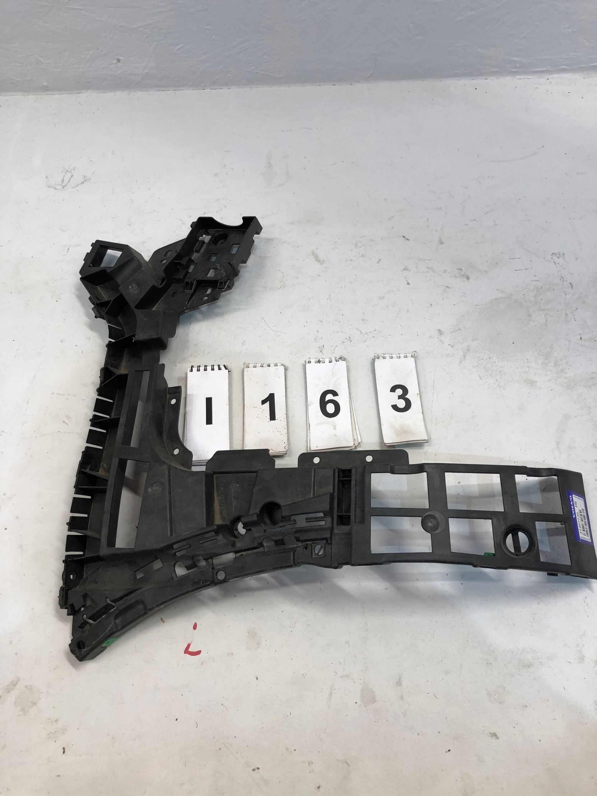 VOLVO XC90 ŚLIZG ZDERZAKA LEWY TYŁ 16-