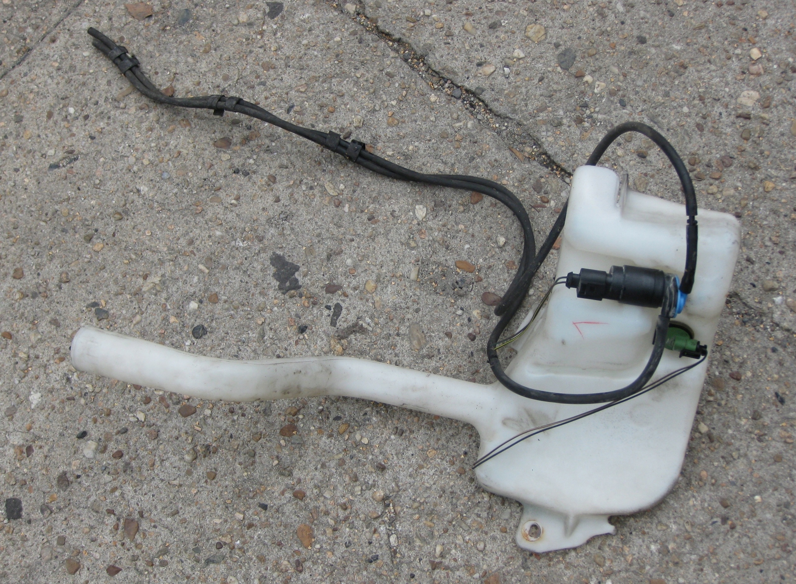 JEEP CHEROKEE LIBERTY KJ washer fluid tank pump 55157110AD