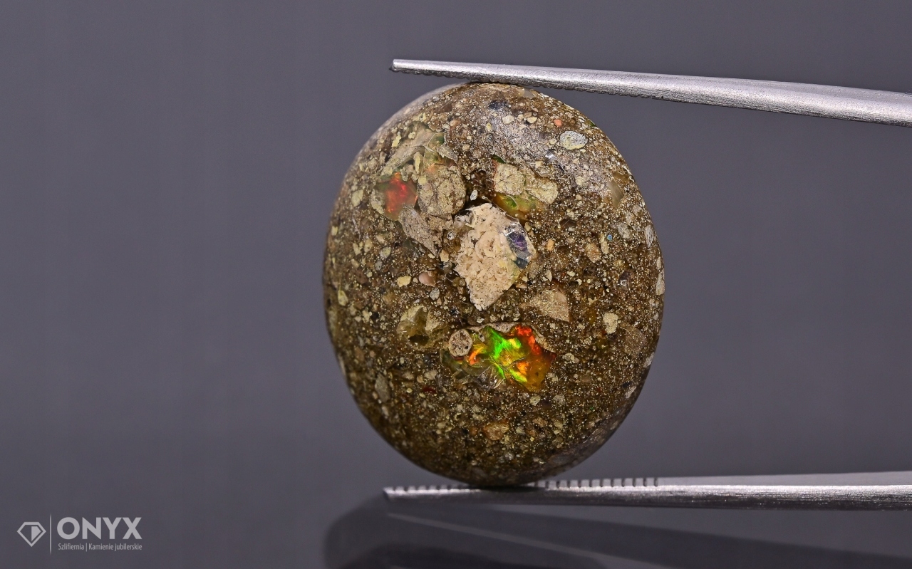 Opál z Etiopie v mateřské skále kabošon ovál