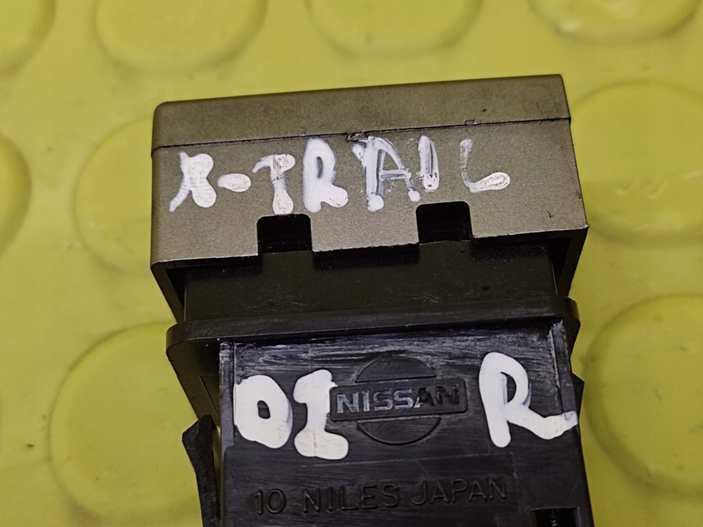 NISSAN X-TRAIL switch of the heating windows