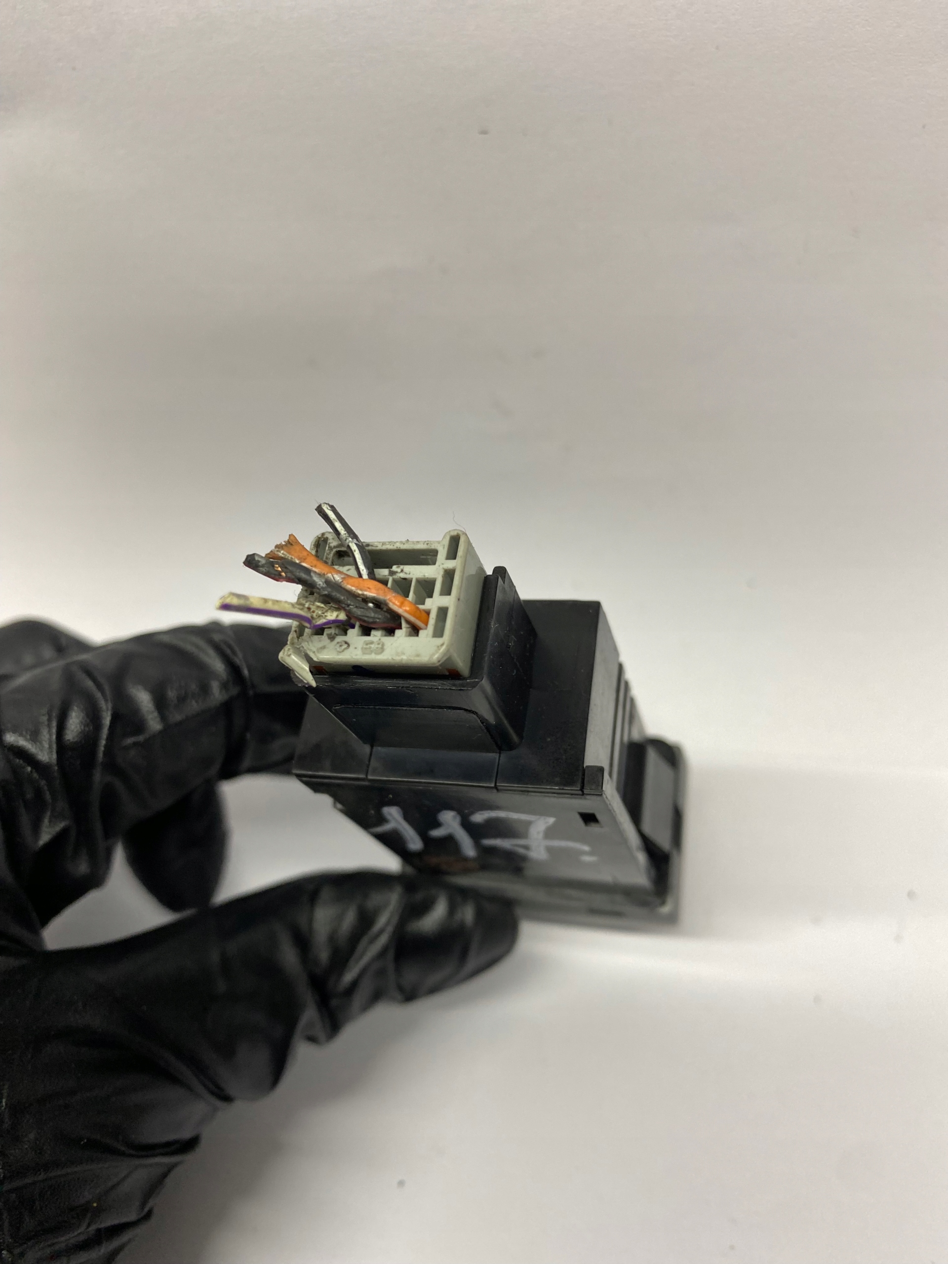 switch control of the lights MAZDA 3 04057800