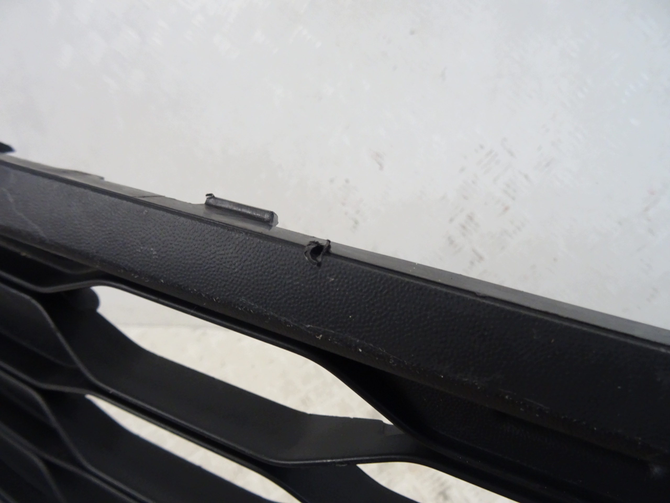 grid of a bumper front front VOLKSWAGEN TAIGO 2G7853677