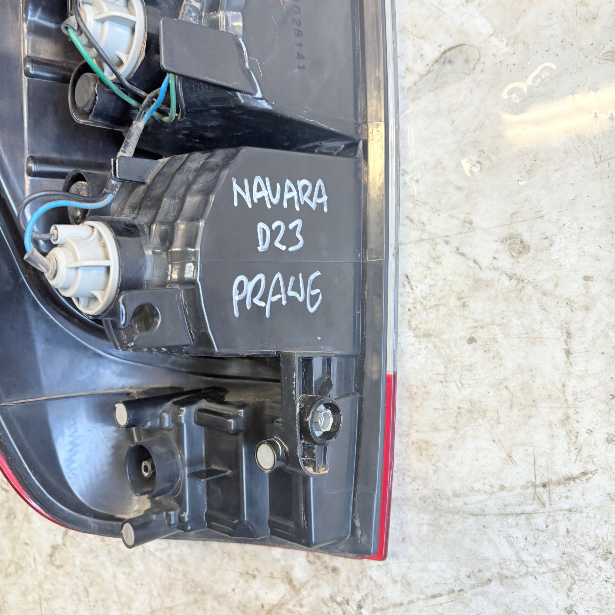 LAMPA TYŁ PRAWA NISSAN NAVARA D23 Strona zabudowy prawa