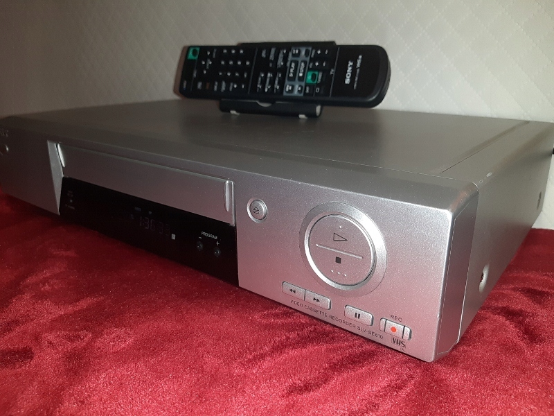 magnetowid VHS SONY z pilotem Model 122