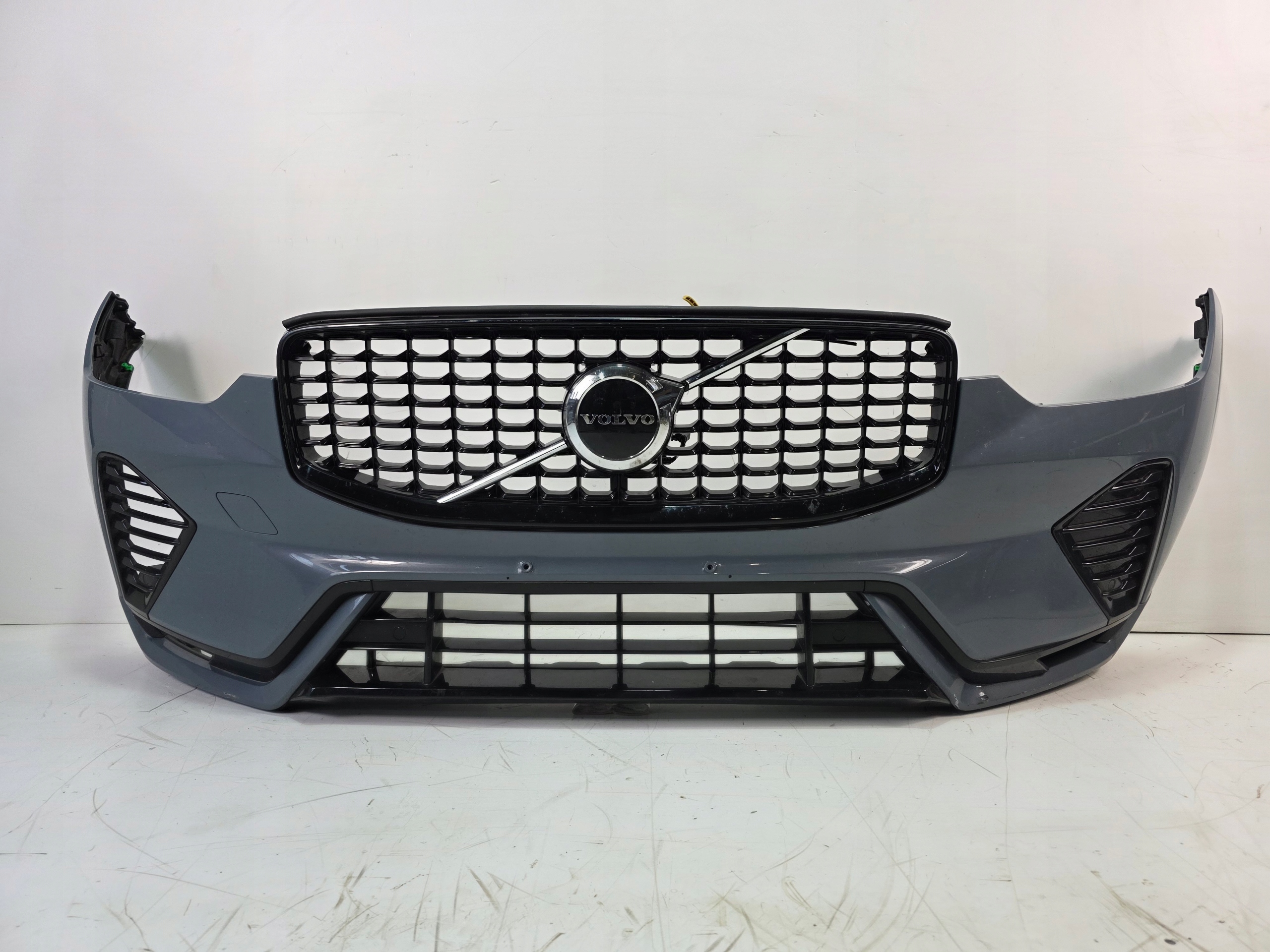 nárazník predný VOLVO XC60 4XPDC pod RADAR 728 THUNDER GREY