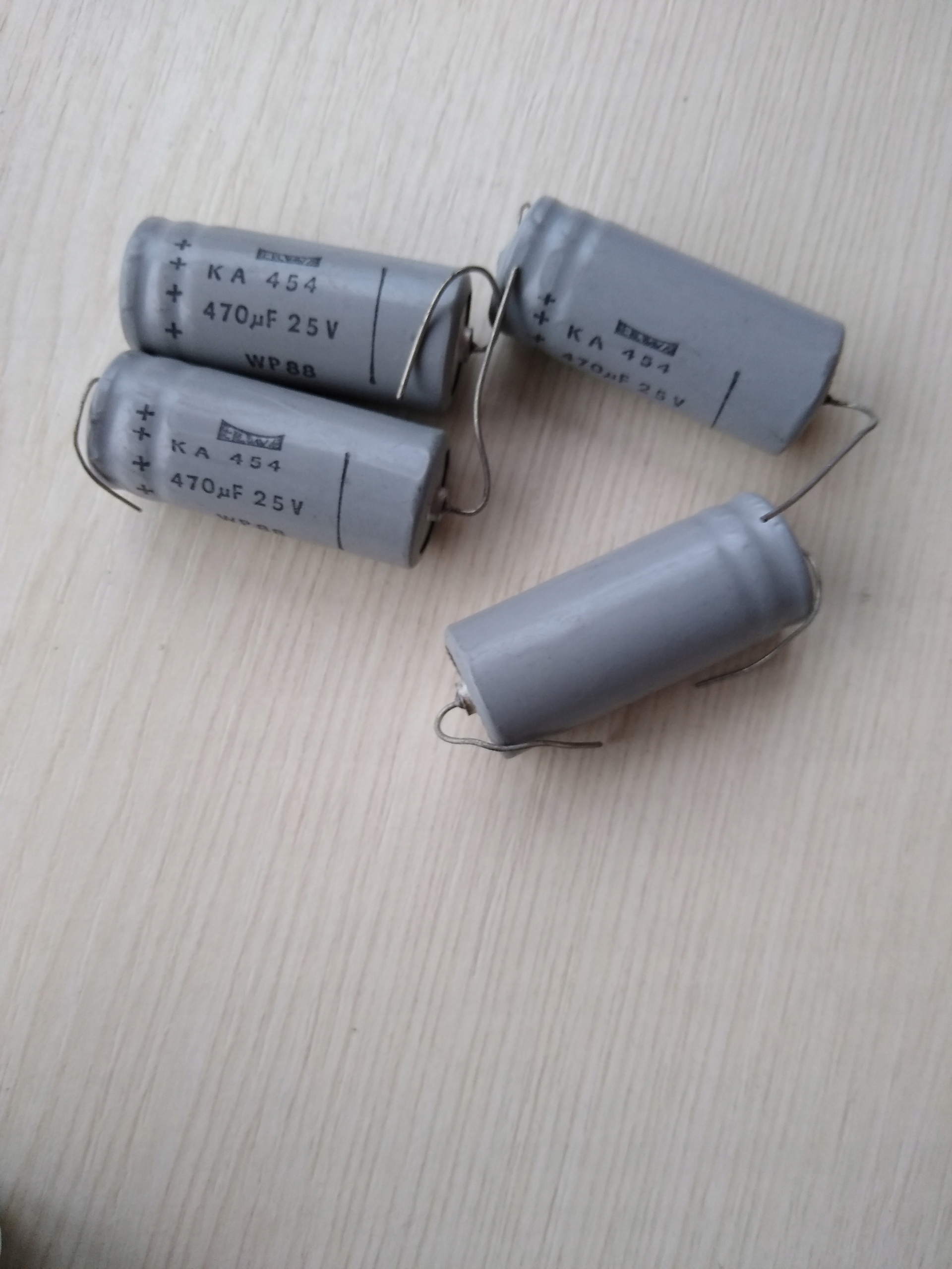 

Kondensator ELEKTR.470uF/25V Ka 454 osiowy kpl=2