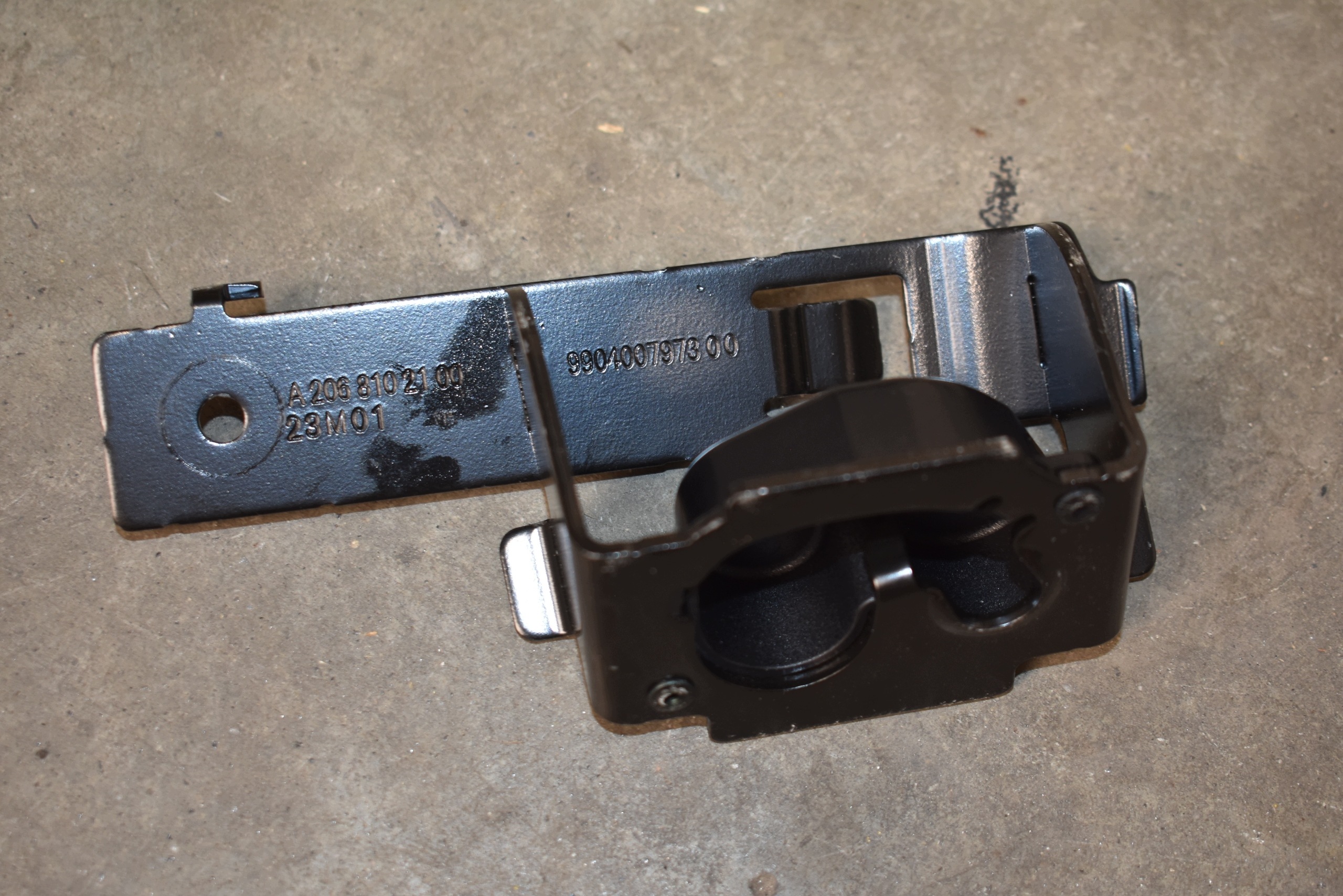 IDEALNE holder console left MERCEDES W206 1
