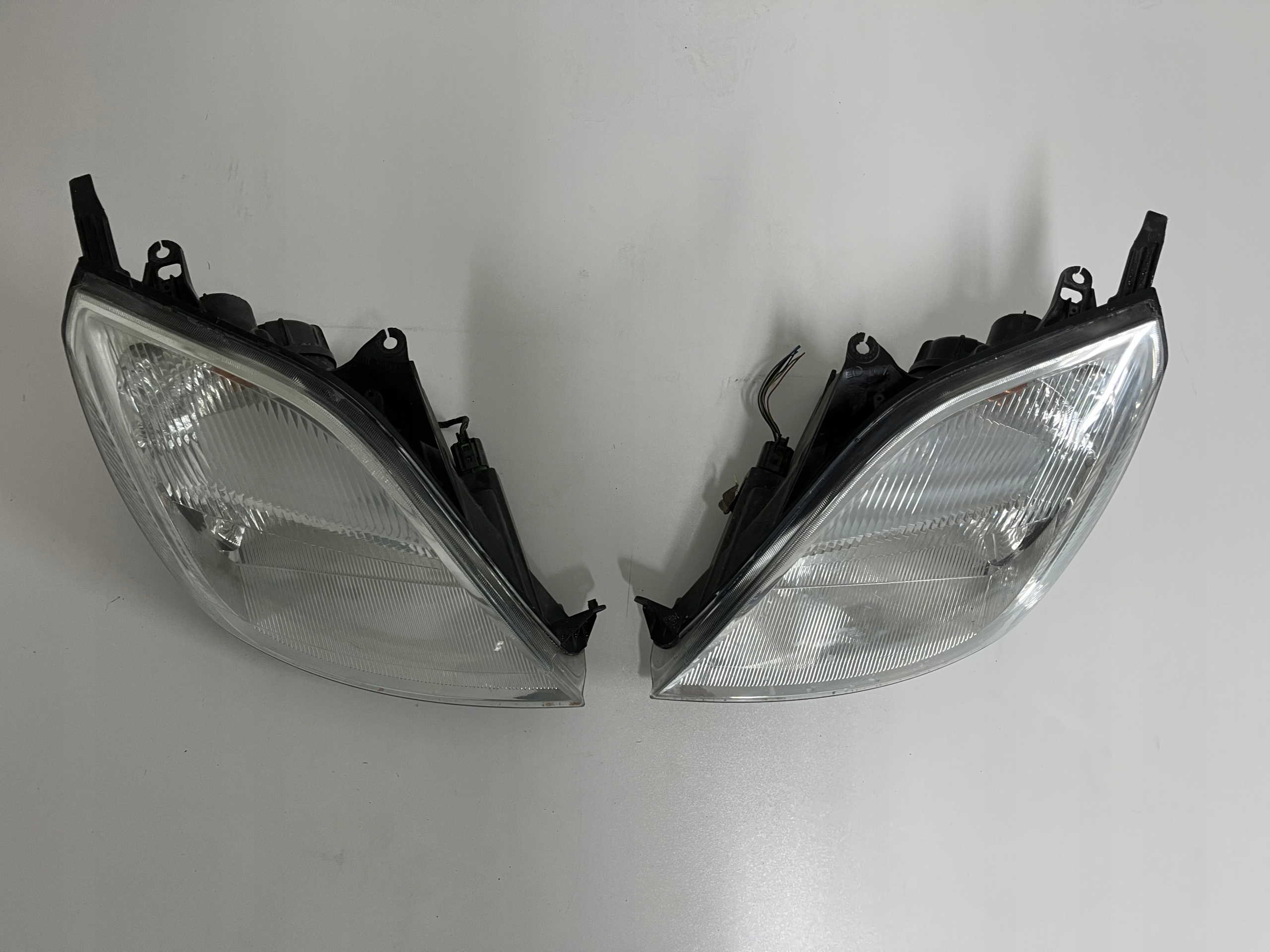 light Reflektor front right left Ford FIESTA Mk6 02-05r.