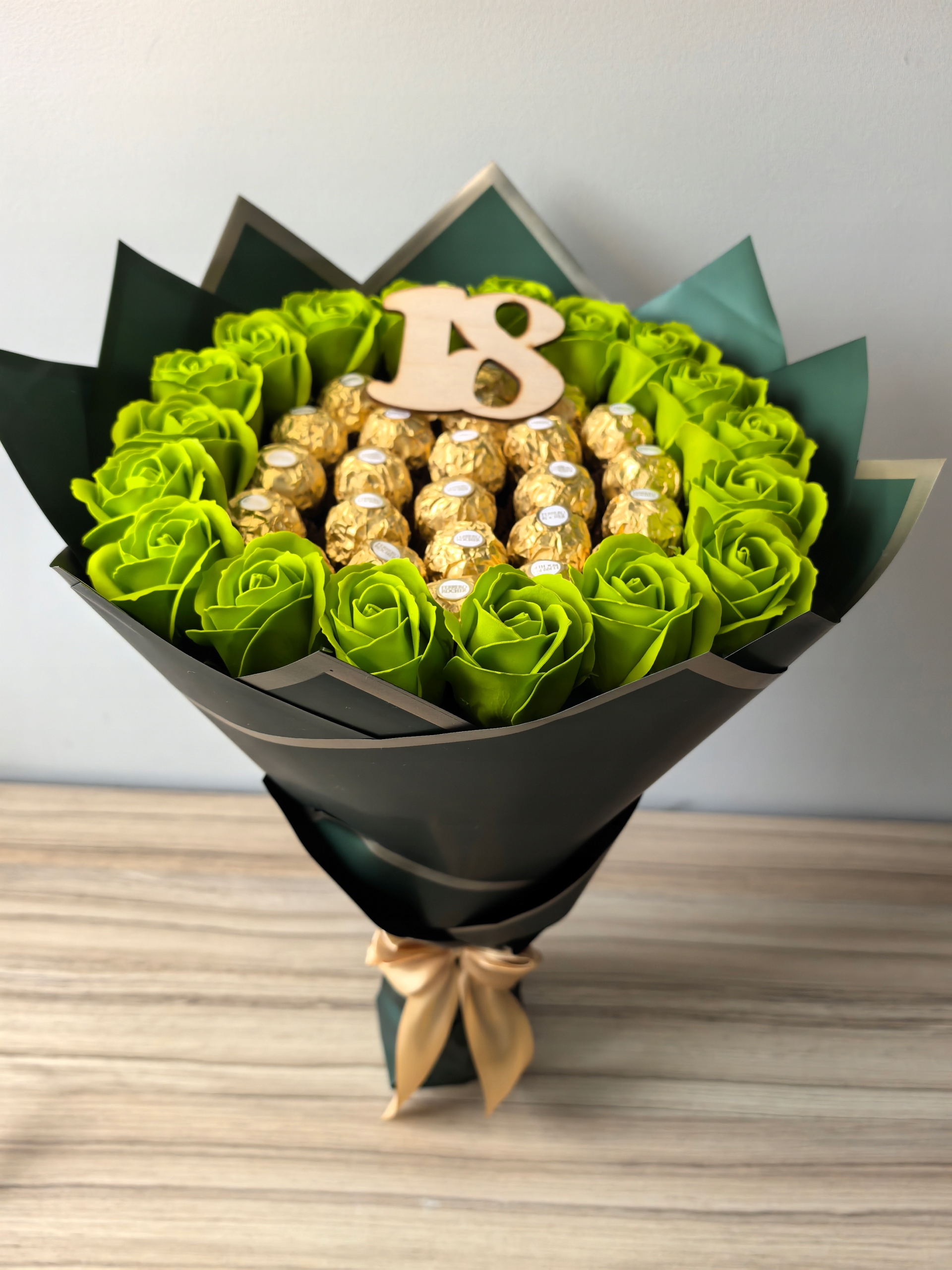 Kytice zelených růží s čokoládkami Ferrero