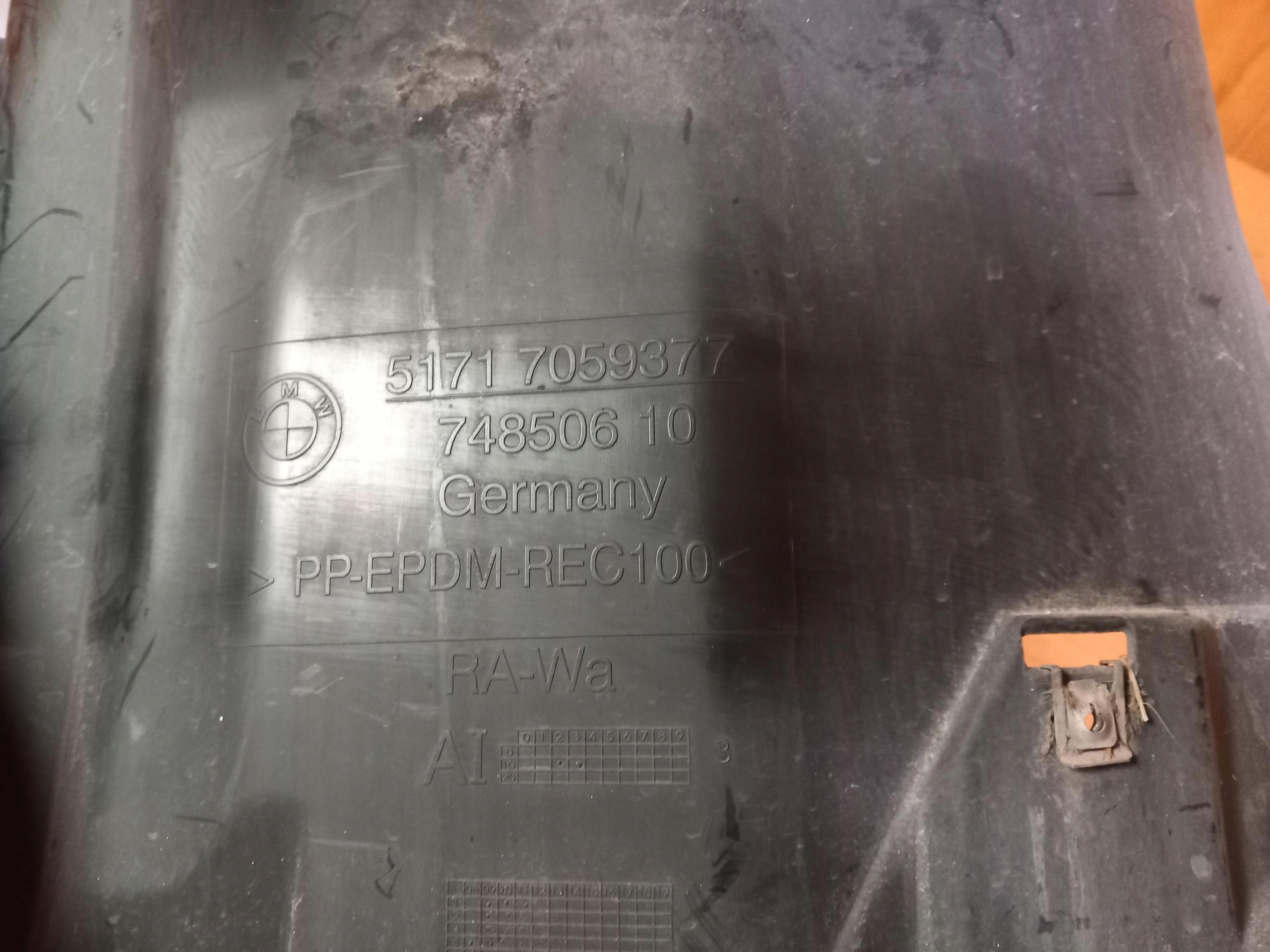 podblatník levý předek BMW SERIA 3 E90 E91 7059377 05-12