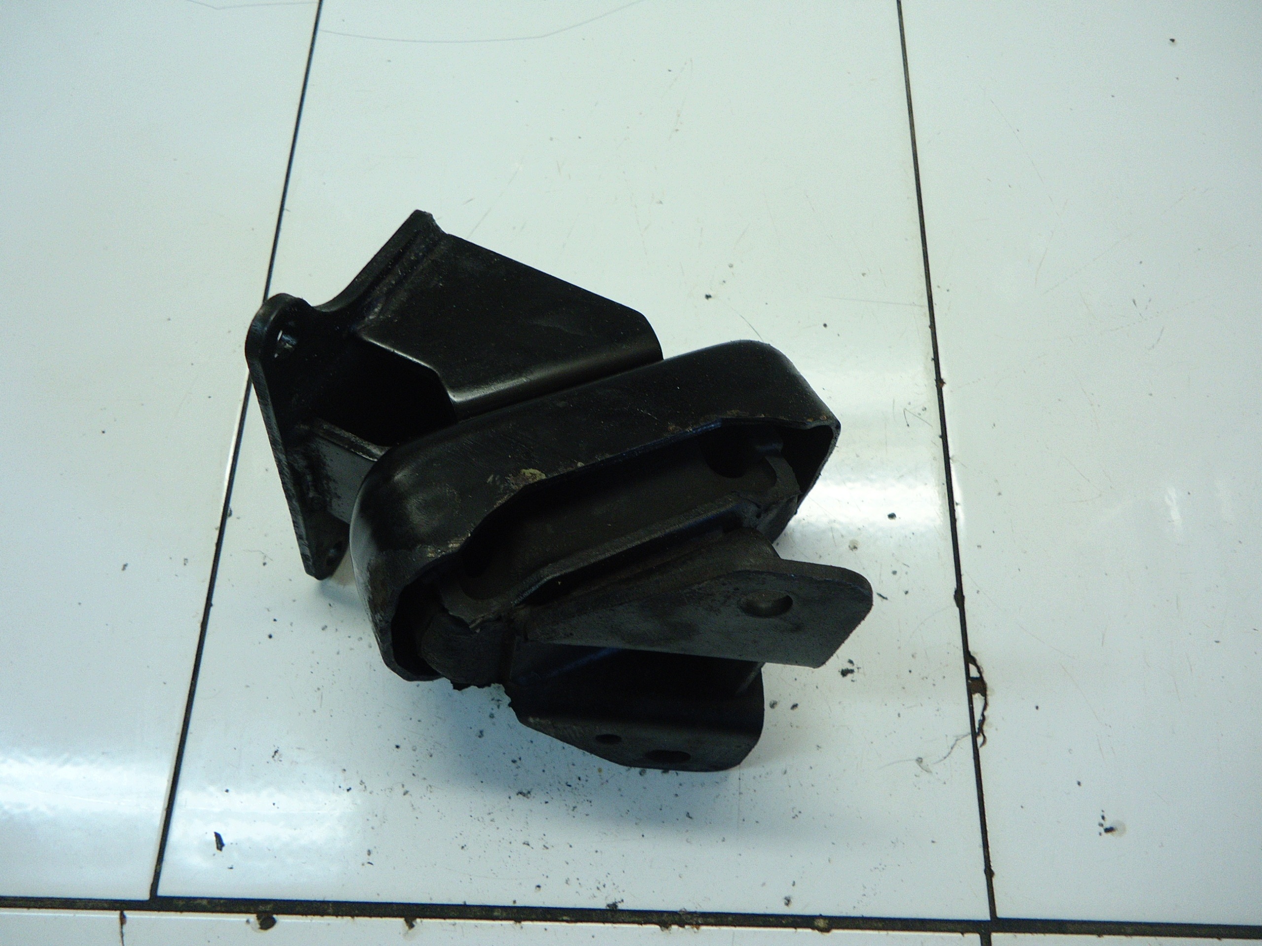 HYUNDAI H1 2.5CRDI engine mount