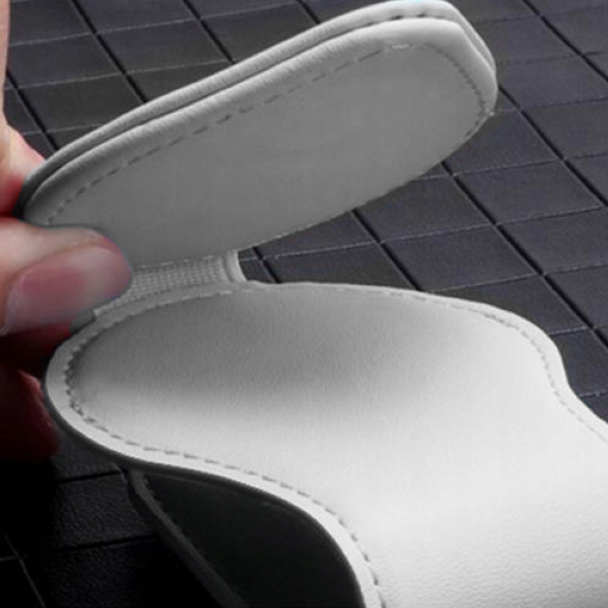 UCHWYT NA OKULARY UNIWERSALNY DO SAMOCHODU Producent SUPERO