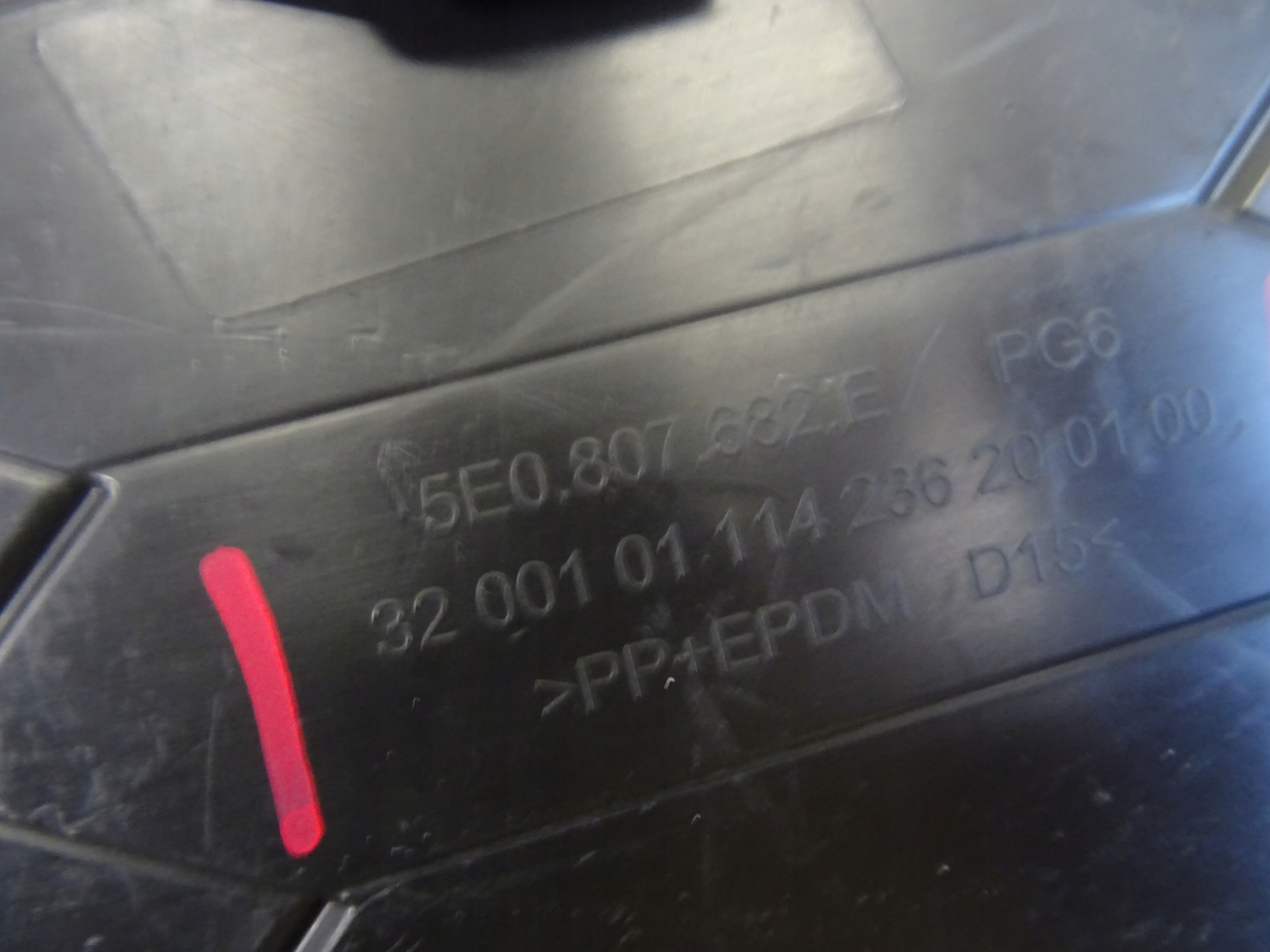 grid of a bumper front front right SKODA OCTAVIA III RS 5E0807682E
