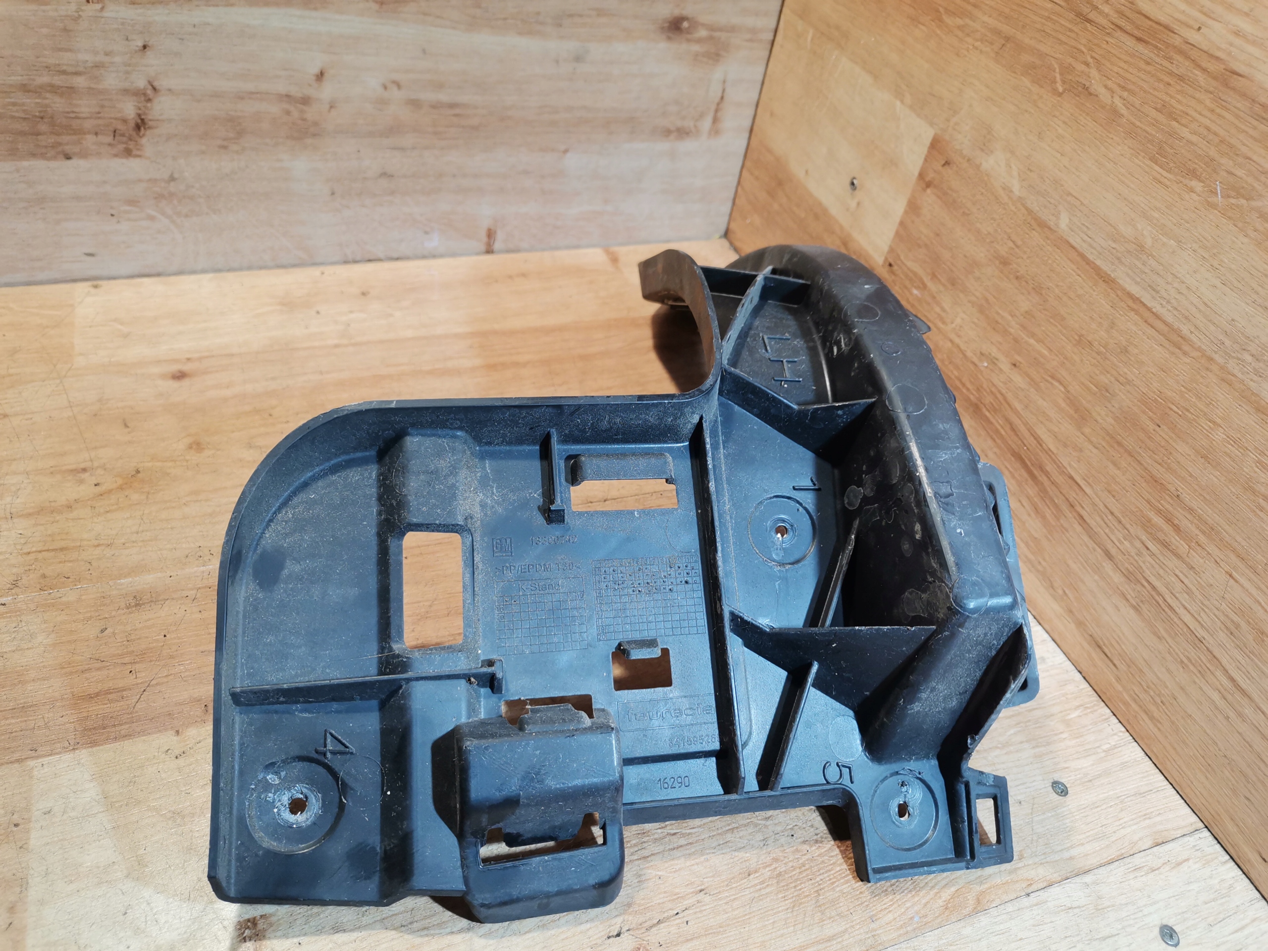 bumper bracket left rear part OPEL ZAFIRA C 13300742