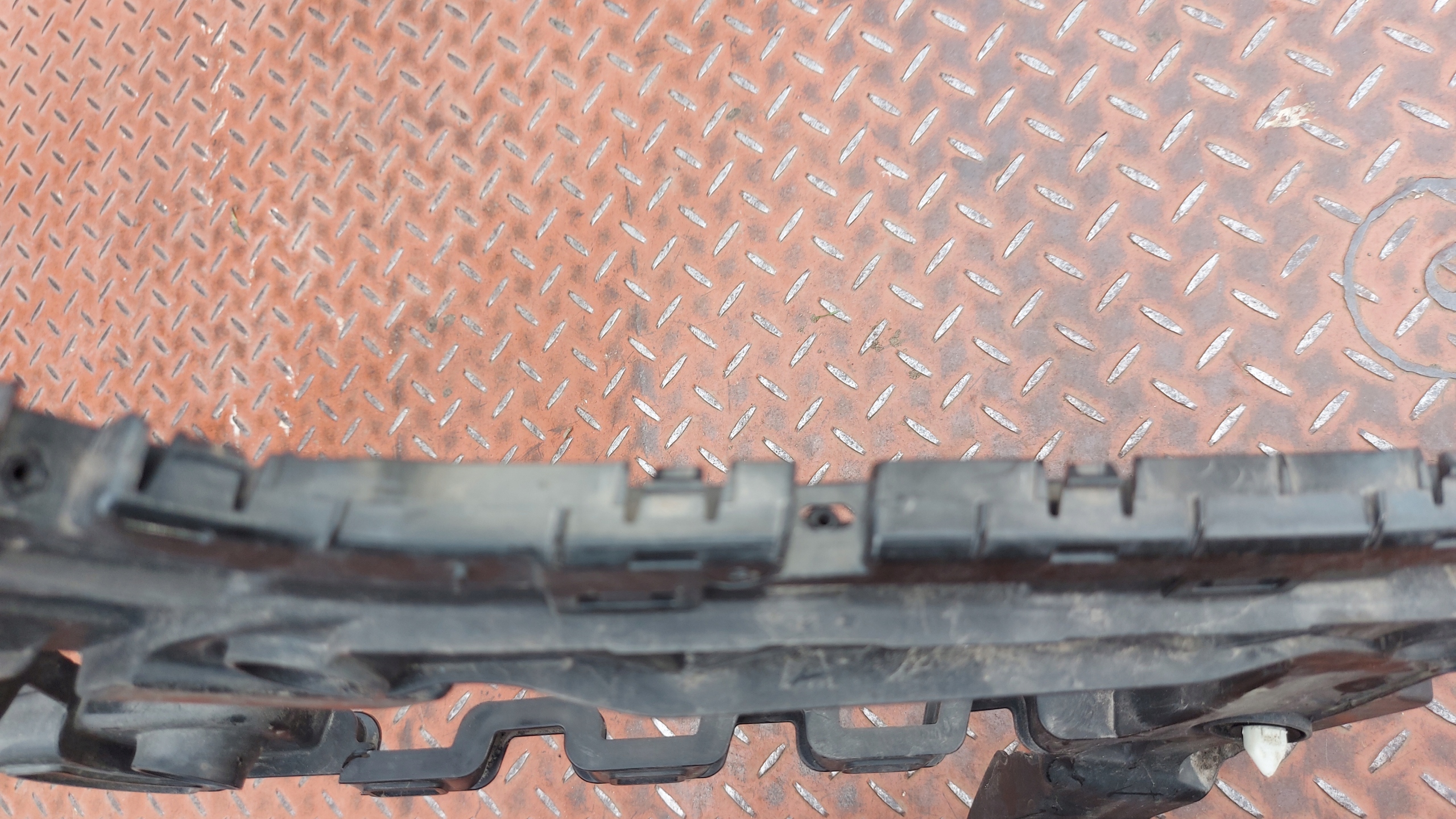 bumper bracket left rear part VW PASSAT B8 KOMBI
