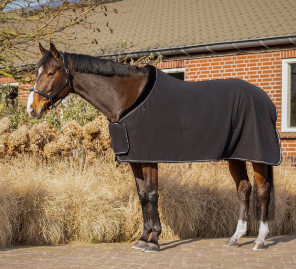 Derka polarowa osuszająca z klapą na klatce "Salerno" Qhp czarna 145cm