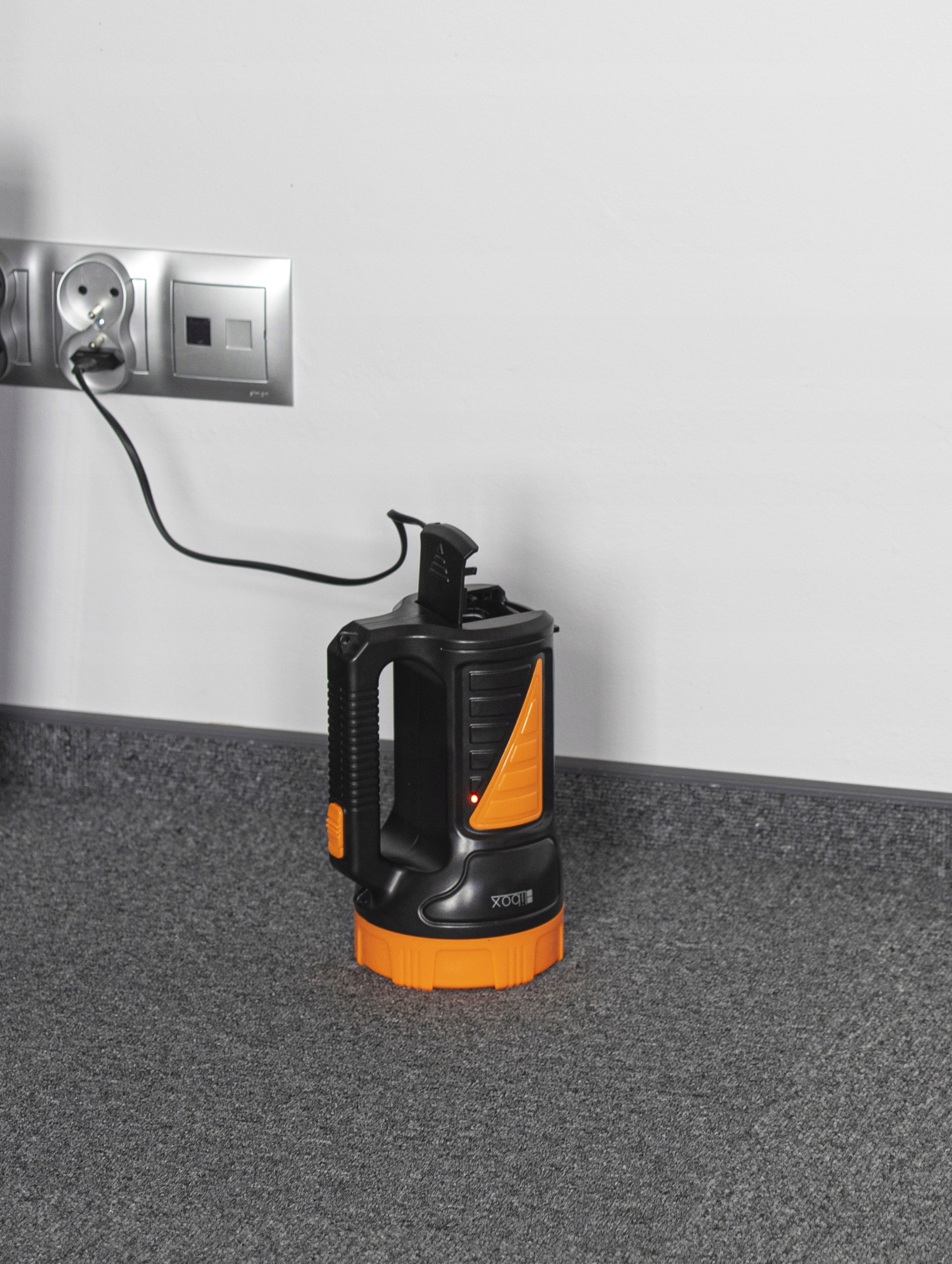 LATARKA LED MOCNA AKUMULATOROWA SZPERACZ ŁADOWALNA Marka Libox