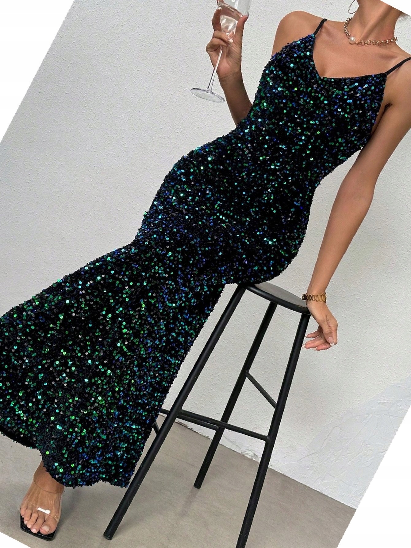 Šaty Velurová Koktejlová Na Ramínkách Flitrová Syrena L 40