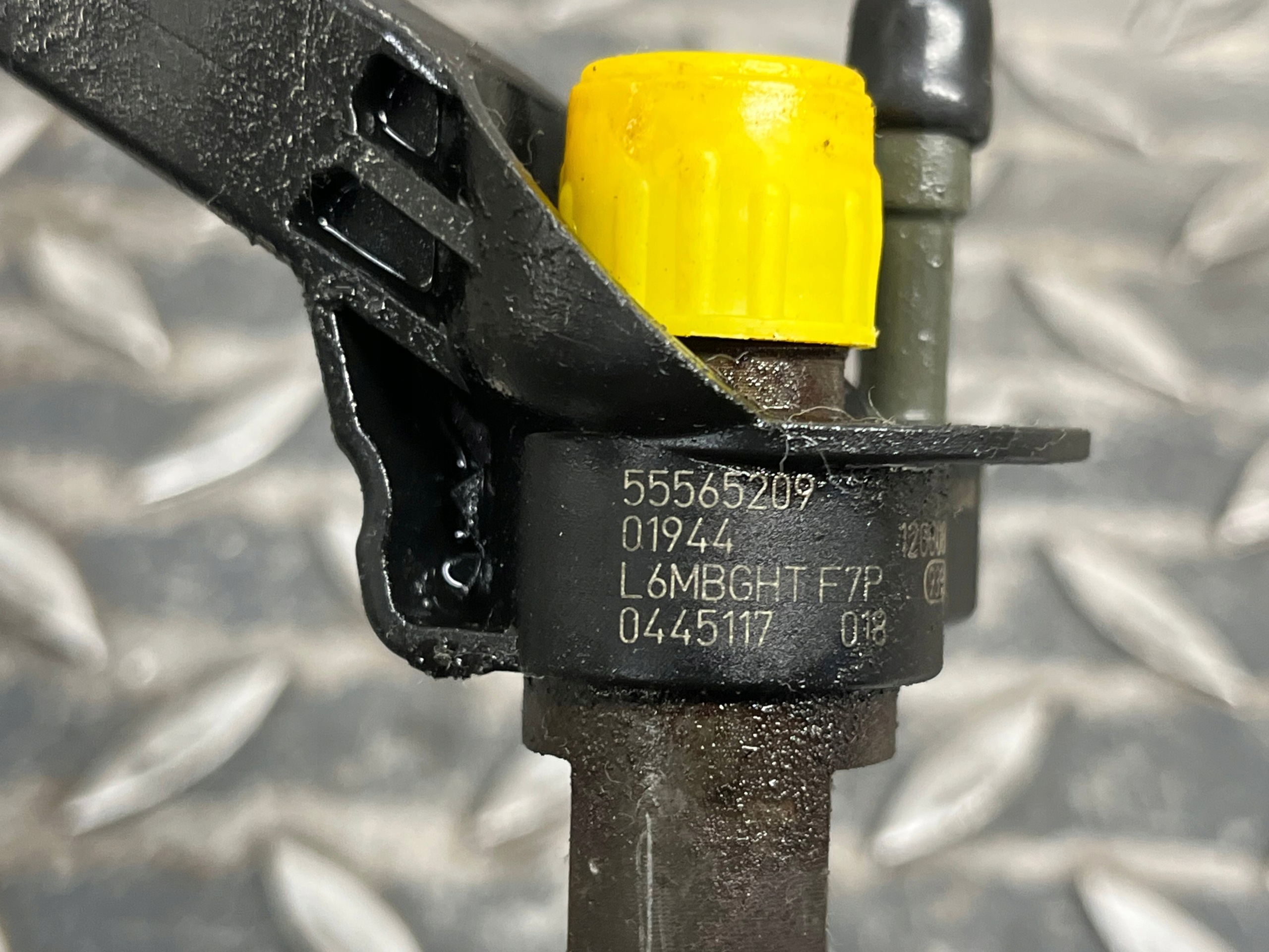 nozzle injector OPEL INSIGNIA 55565209