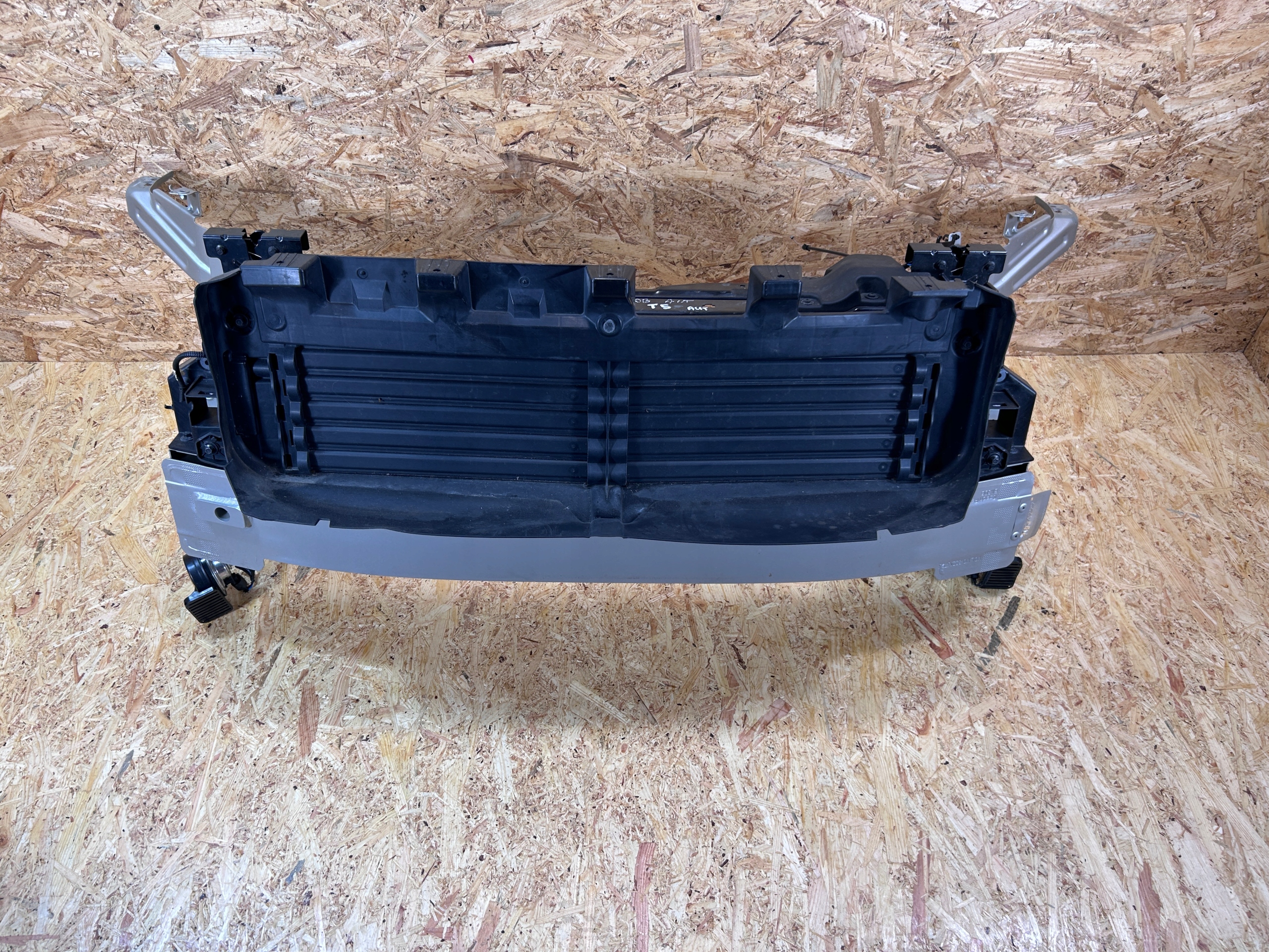 PAS PRZEDNI WZMOCNIENIE BELKA ŻALUZJE ZAMKI VOLVO XC40 2017-