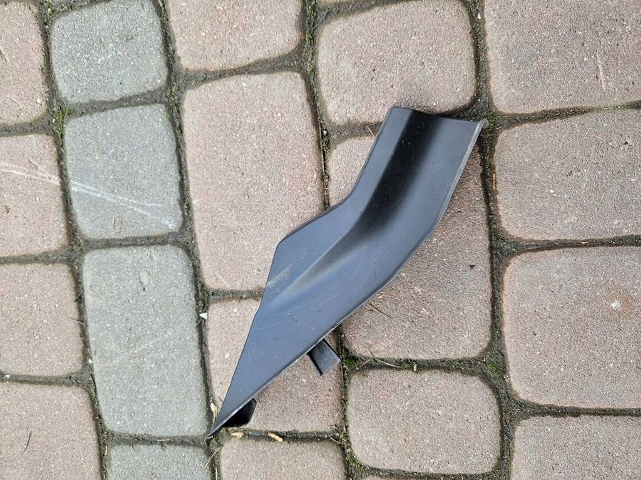 Zakonczenie under the window left Opel Mokka B 2 9836321180