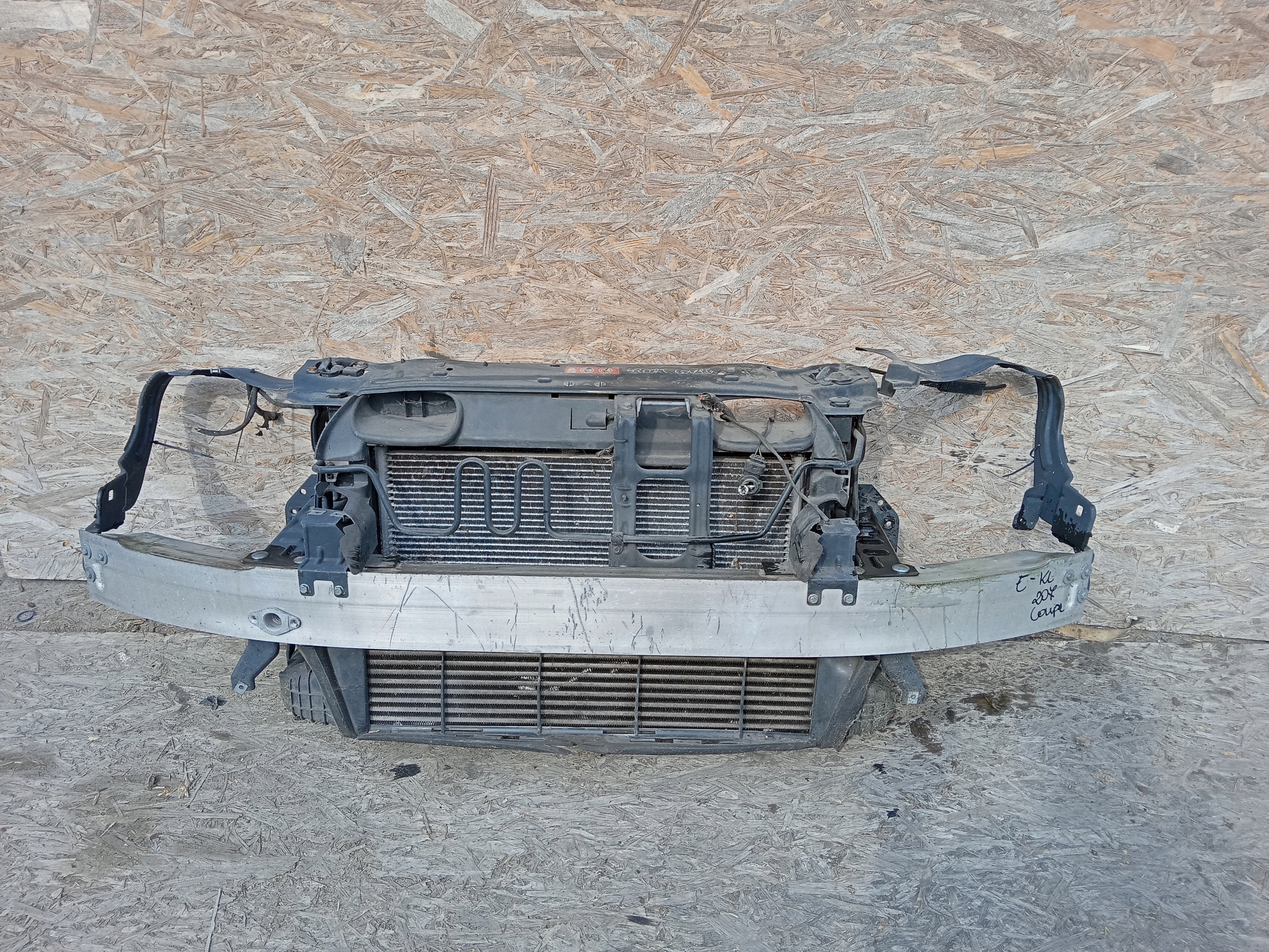 MERCEDES E-KLASA W207 PAS PRZEDNI CHŁODNICE