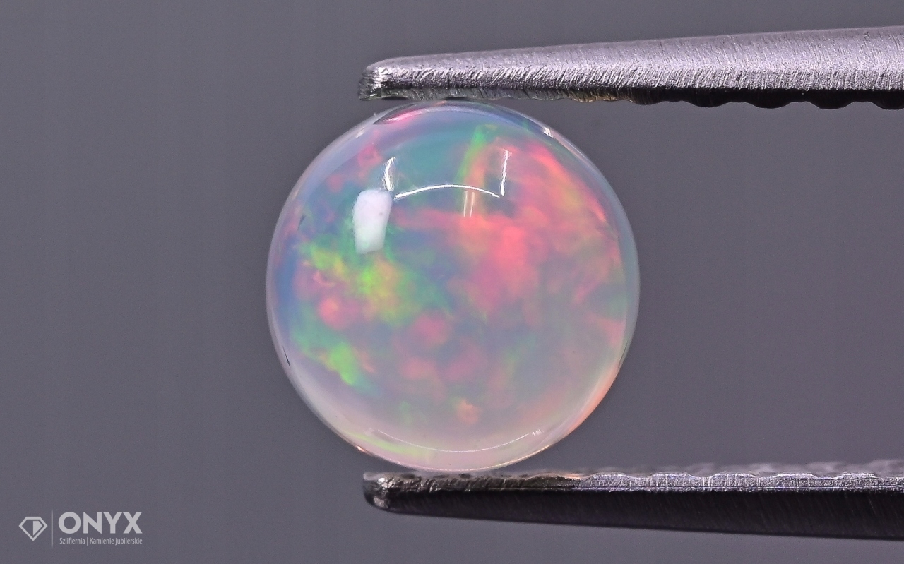 Opál z Etiopie kabošon kulatý fi 5,1 mm