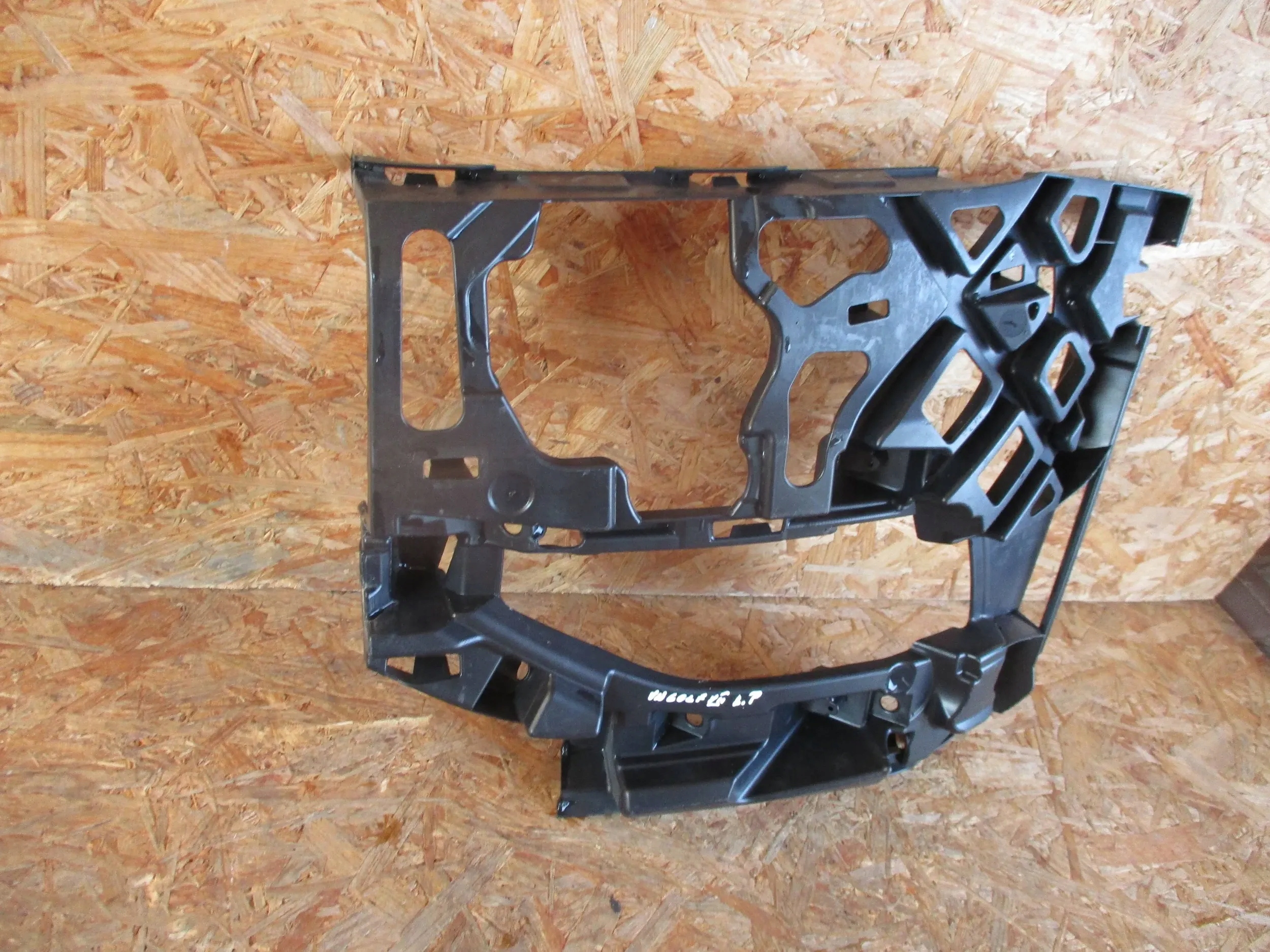 SUPPORT GAUCHE PARE CHOC AVANT VW GOLF VII 5G0 LIFT
