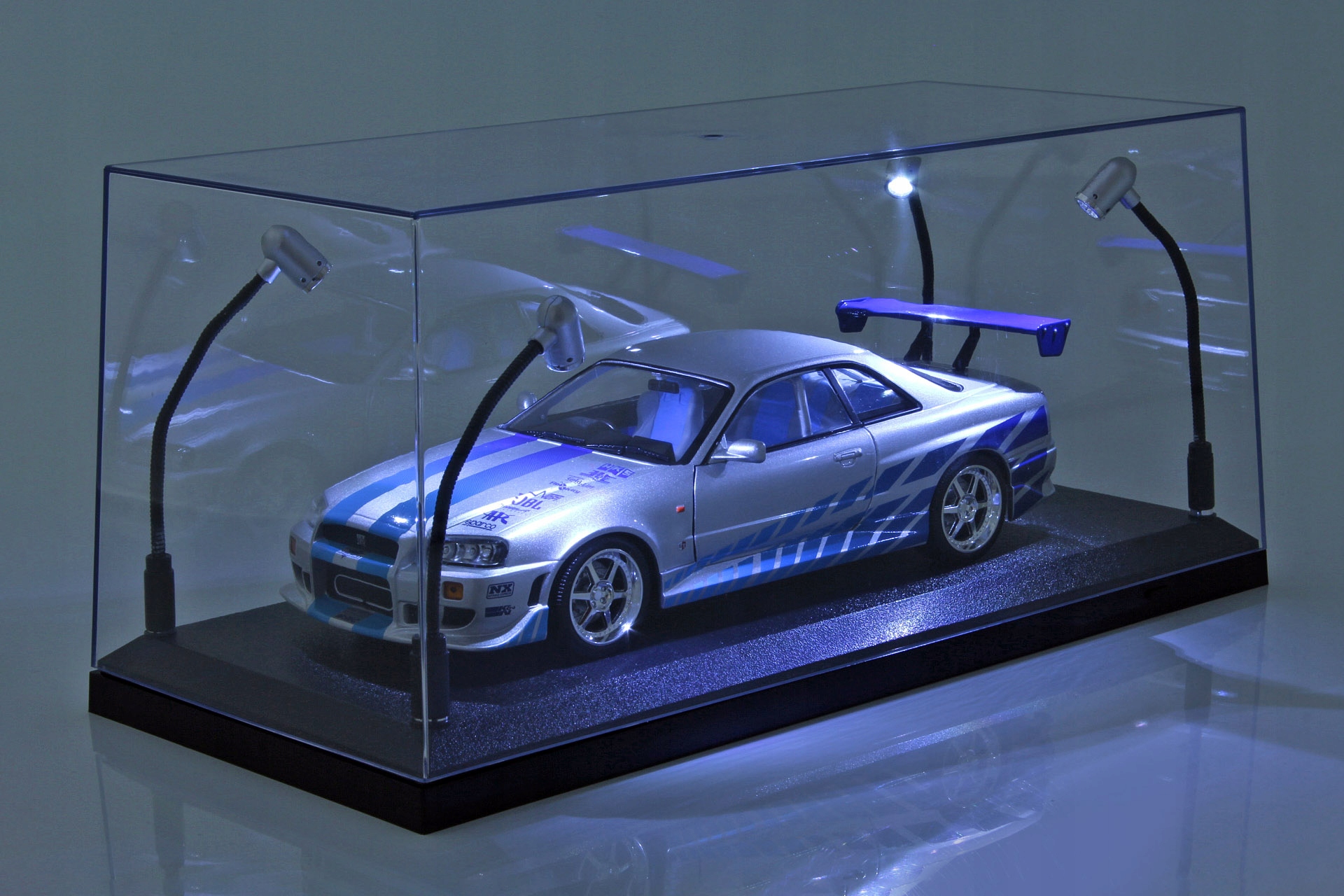 Vitrína s Led osvětlením pro modely na model modely v měřítku 1:18 Vitrína