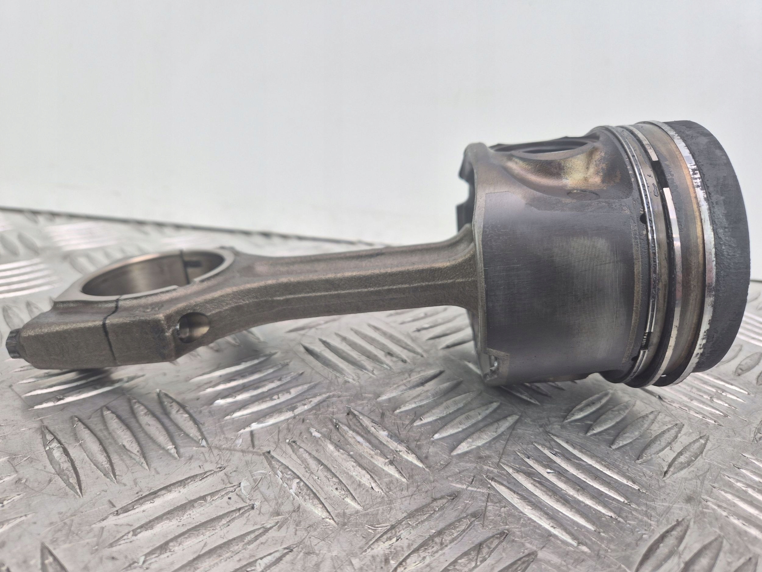 Piston avec bielle BMW X5 E70 xDrive 30d 84L104 M57