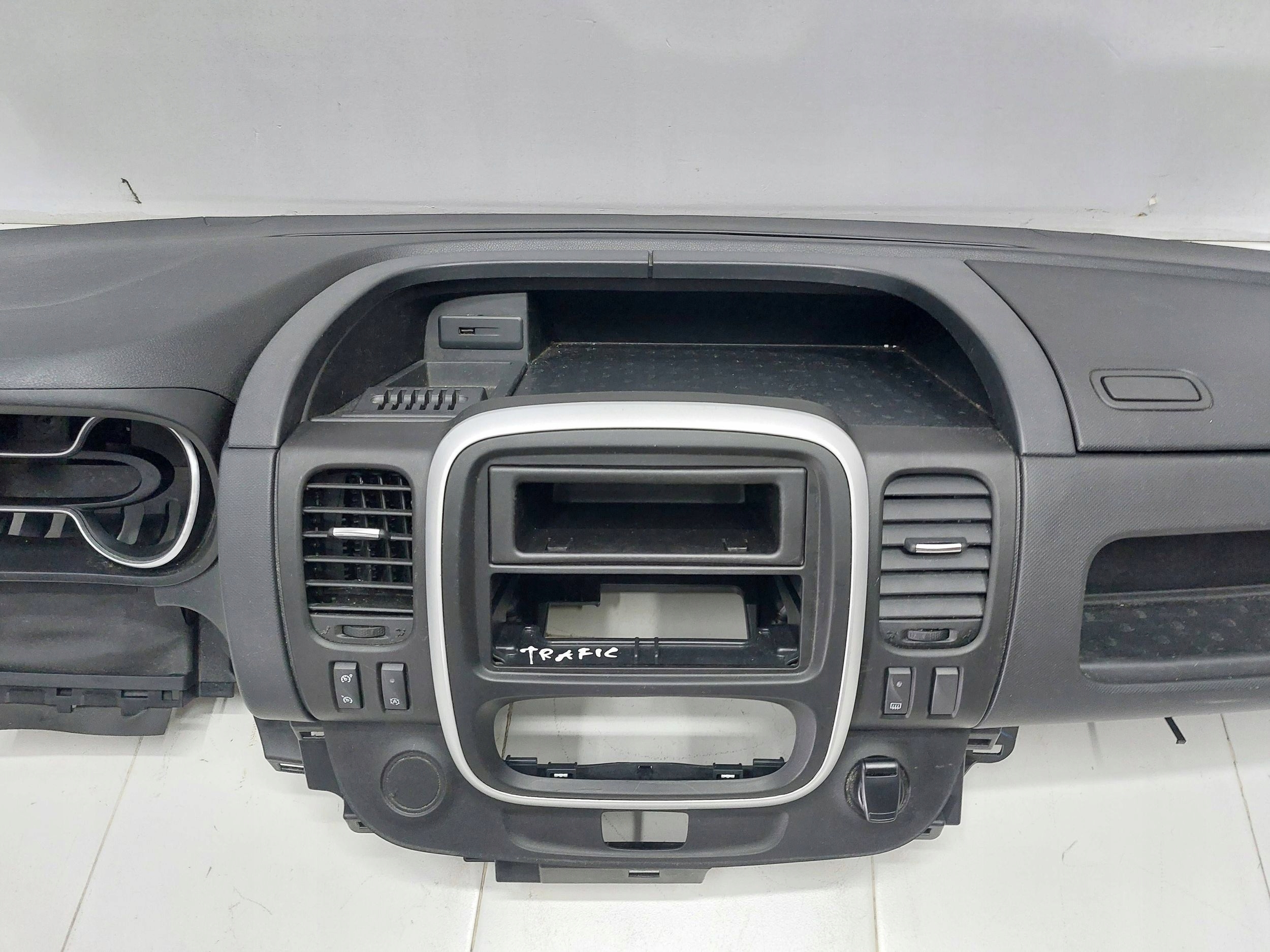 RENAULT TRAFIC III 14r> console dashboard instrument panel cockpit