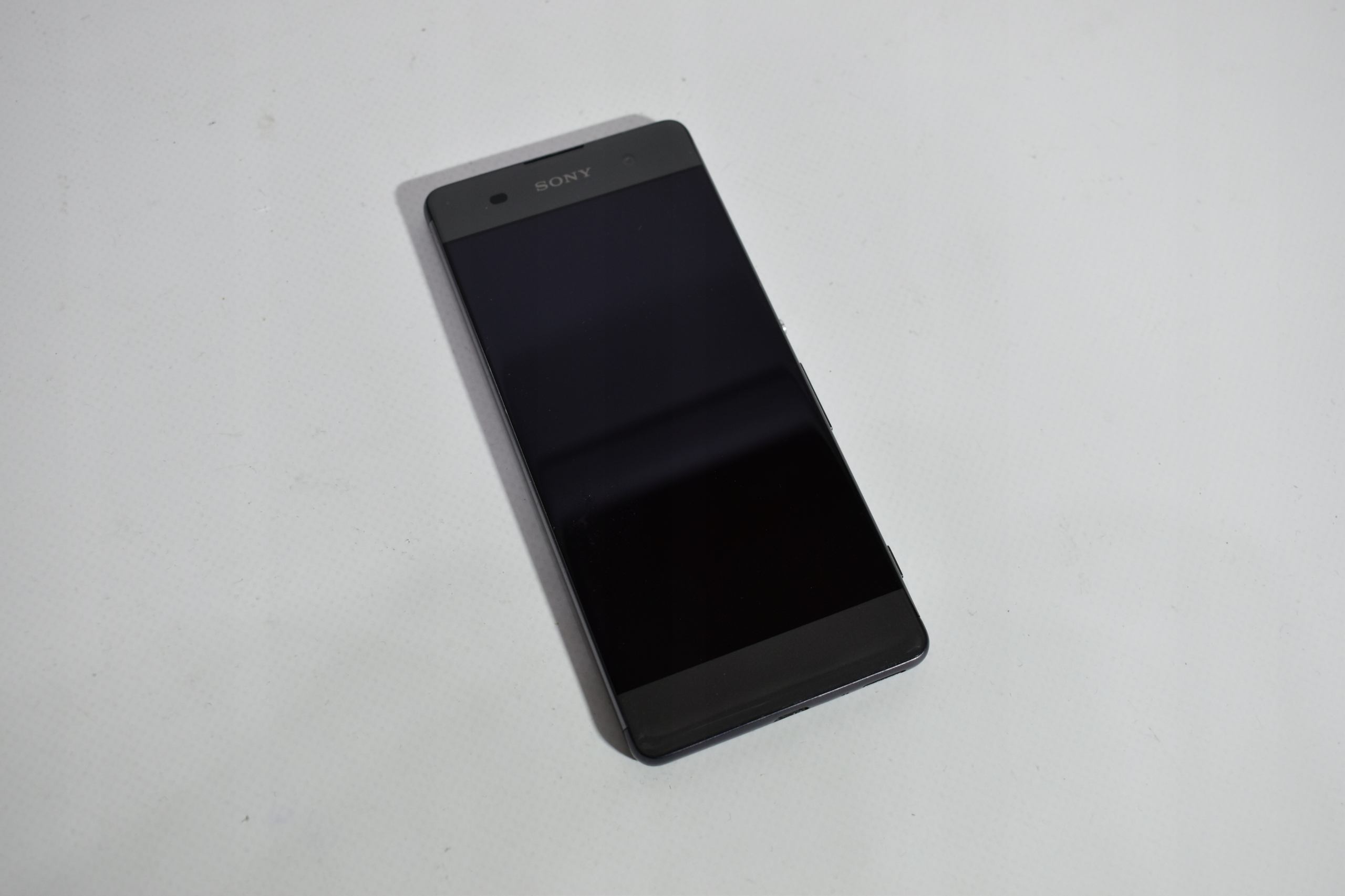 Смартфон Sony XPERIA XA 2 ГБ / 16 ГБ 4G (LTE) белый