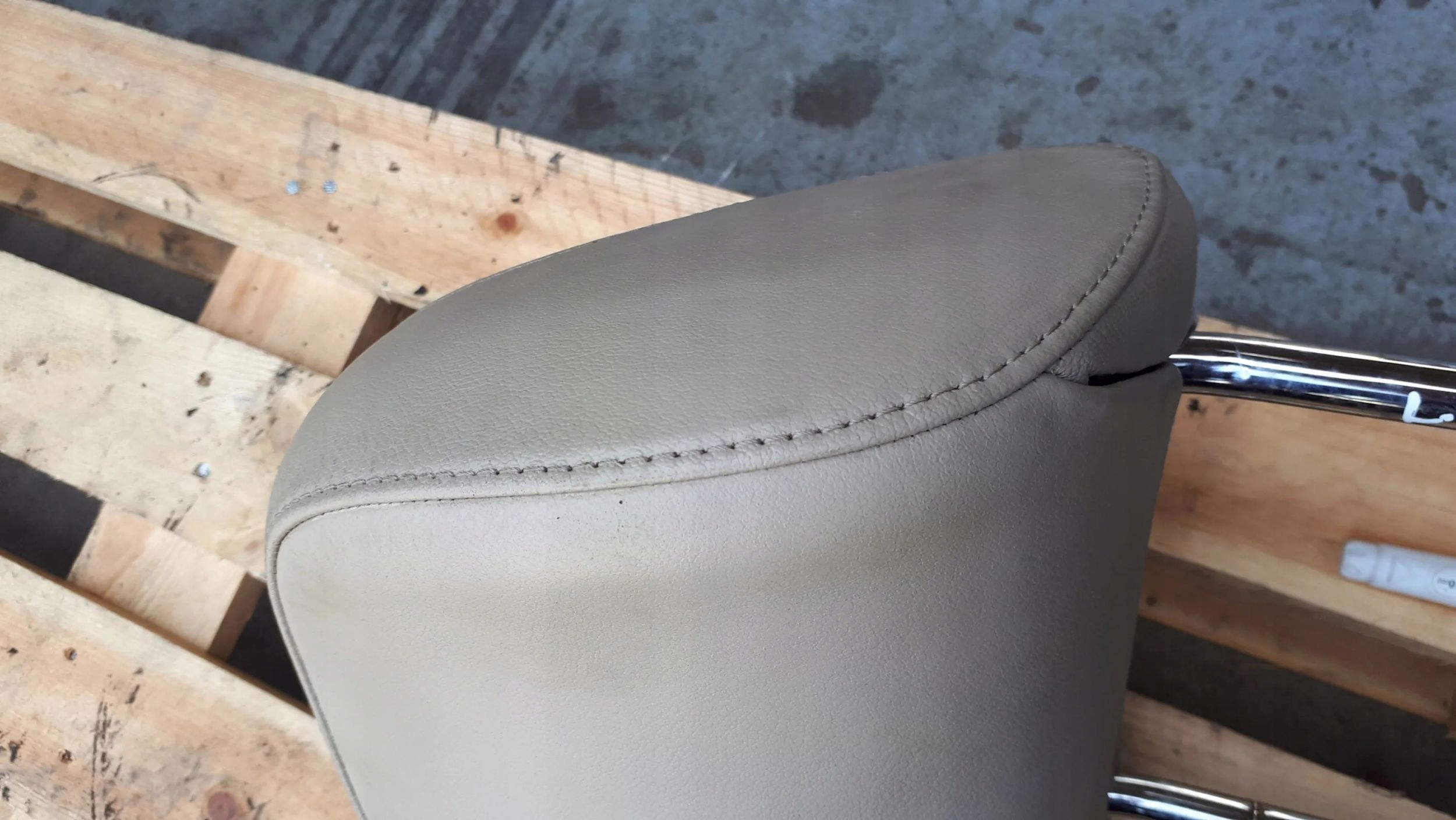 A4 B8 rest seat front left JASNY without