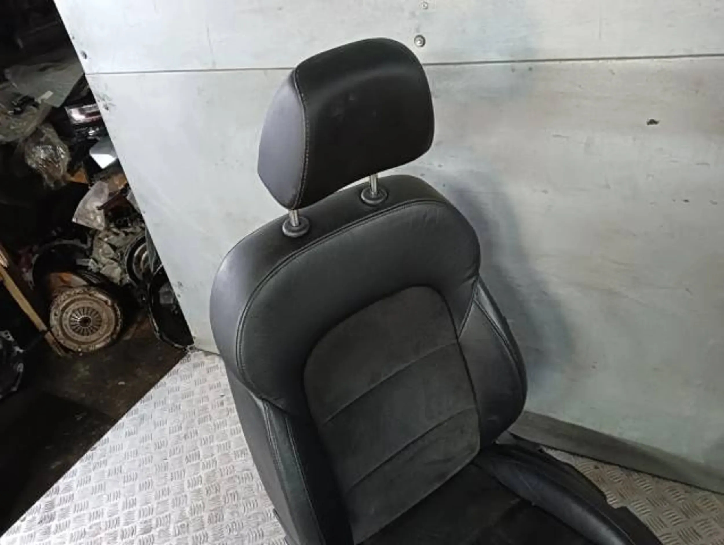 кресло передний левый водители SKODA SUPERB II