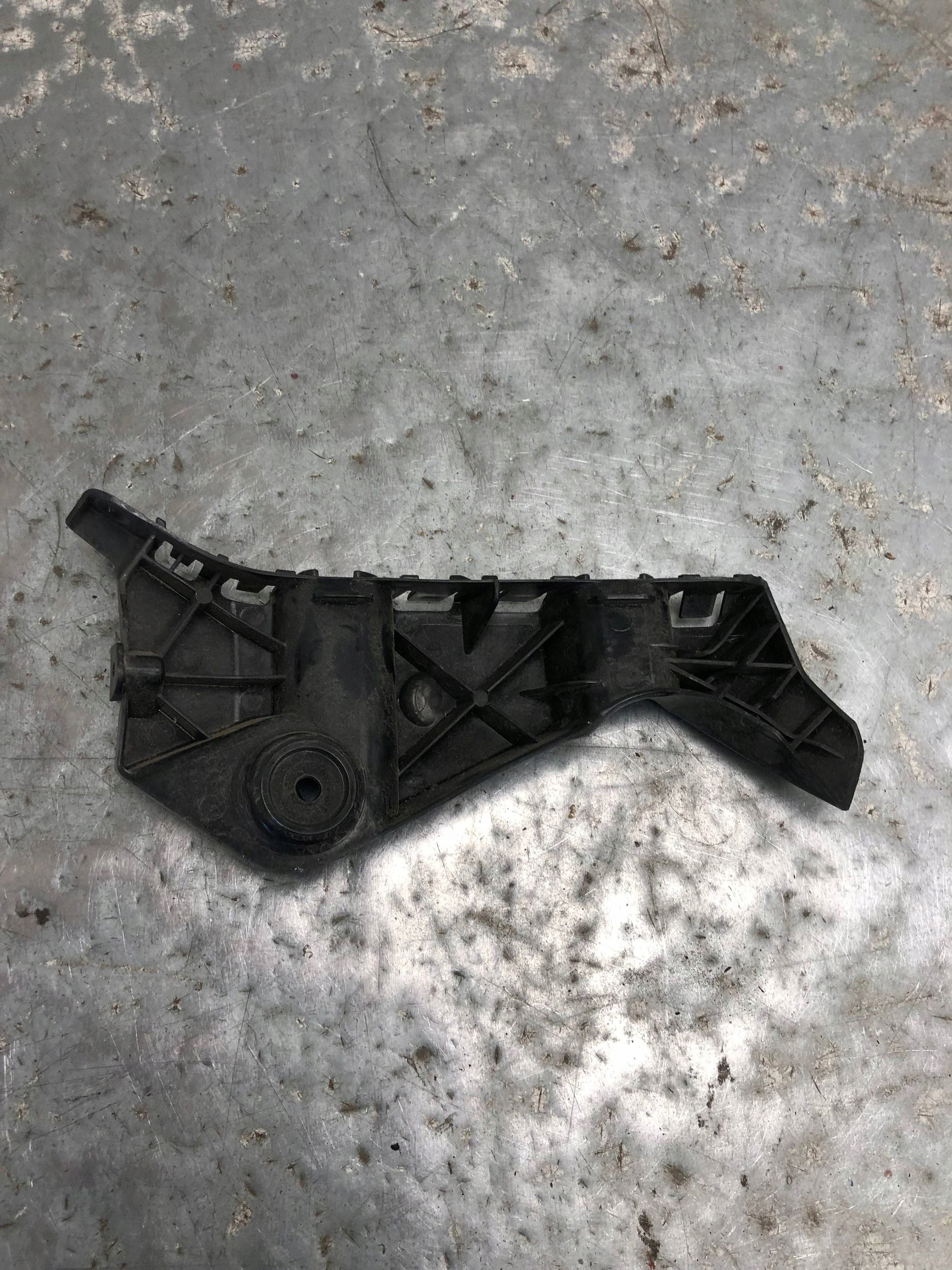 bumper bracket right rear part AUDI A1 82A807394