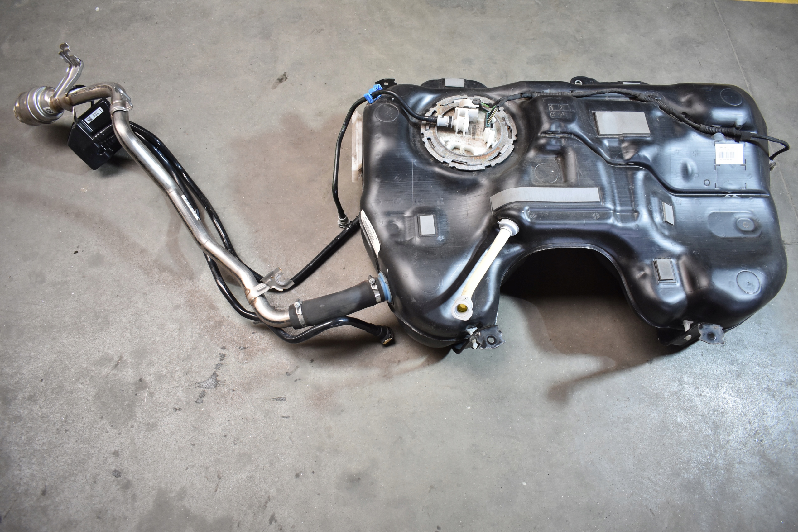 IDEALNY tank MERCEDES GLA H247 H243 1
