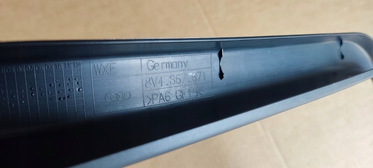 Audi A3 listwa wewnętrzna drzwi lewy tył 8V4867671 Producent części Audi OE