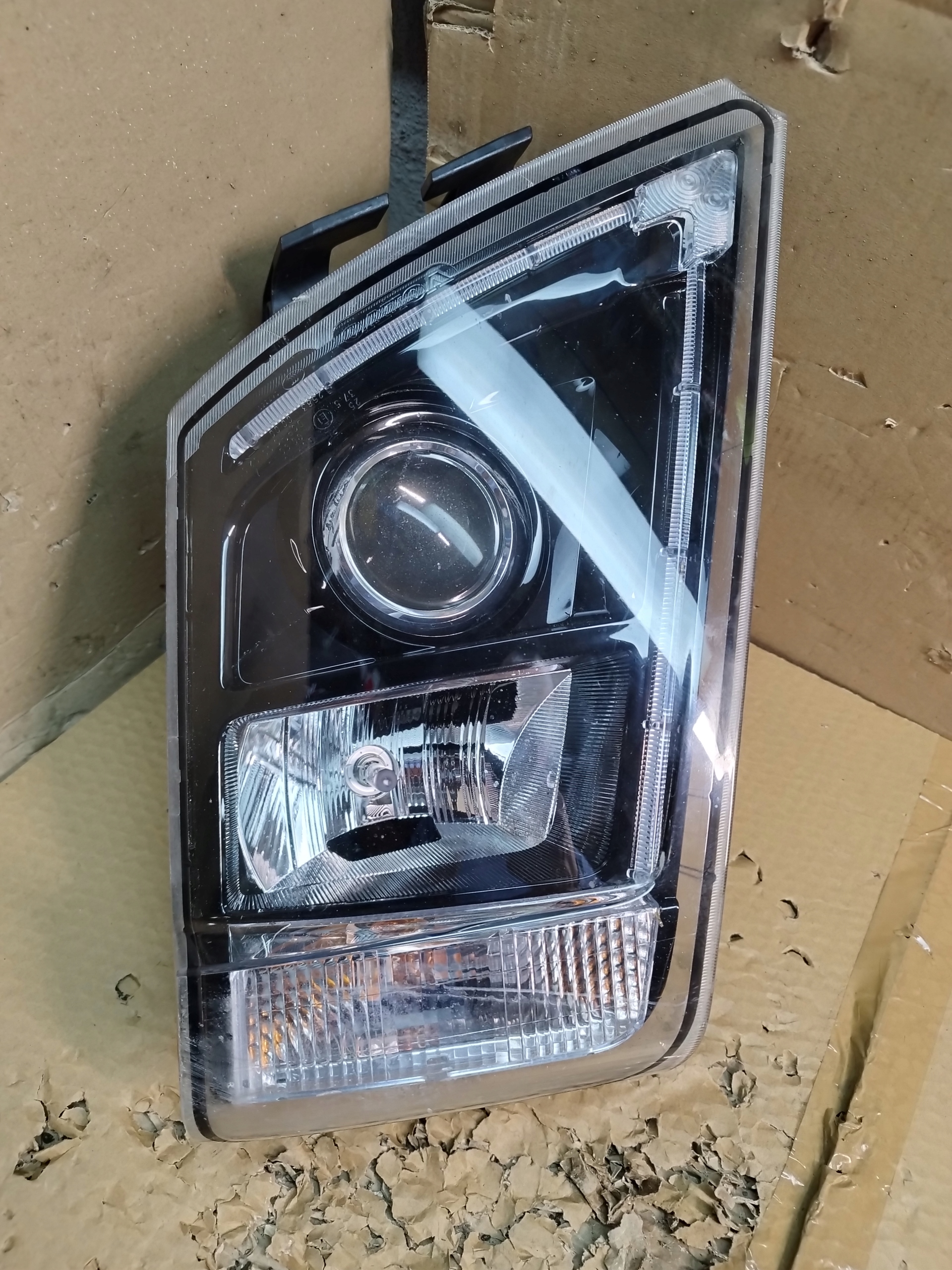 ФАРА ФАРИ VOLVO Fh13 КСЕНОН ЛІВА ПЕРЕД 21323129