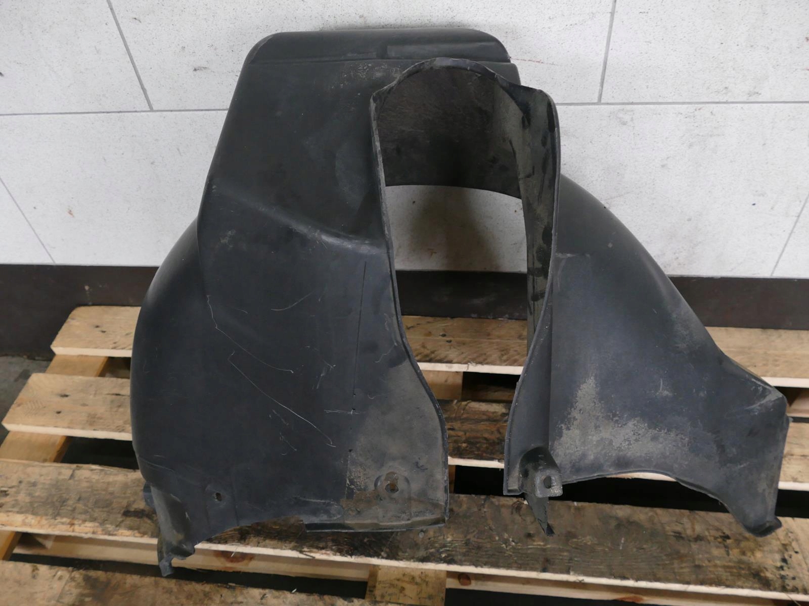 AUDI A4 B5 sedan mudguard right rear part right rear.