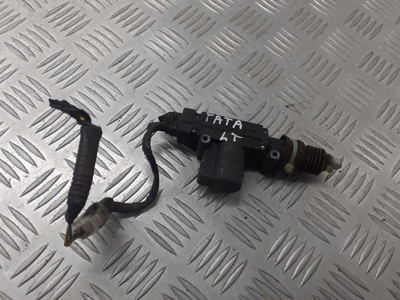 SIŁOWNIK ZAMKA LEWY TYŁ TATA INDICA