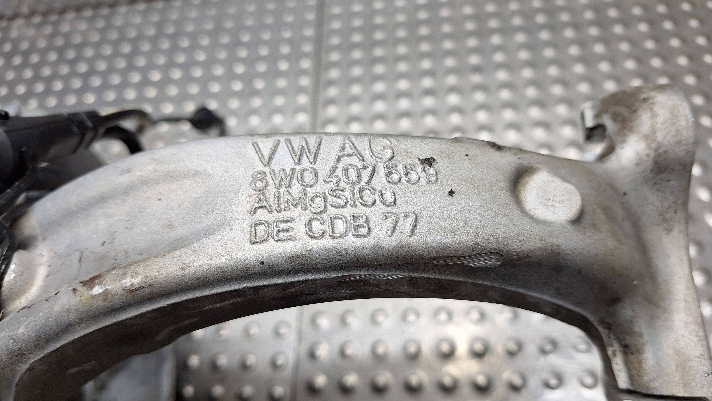 otoč čepu levý předek 8W0407241F AUDI A4 B9 A5 8W